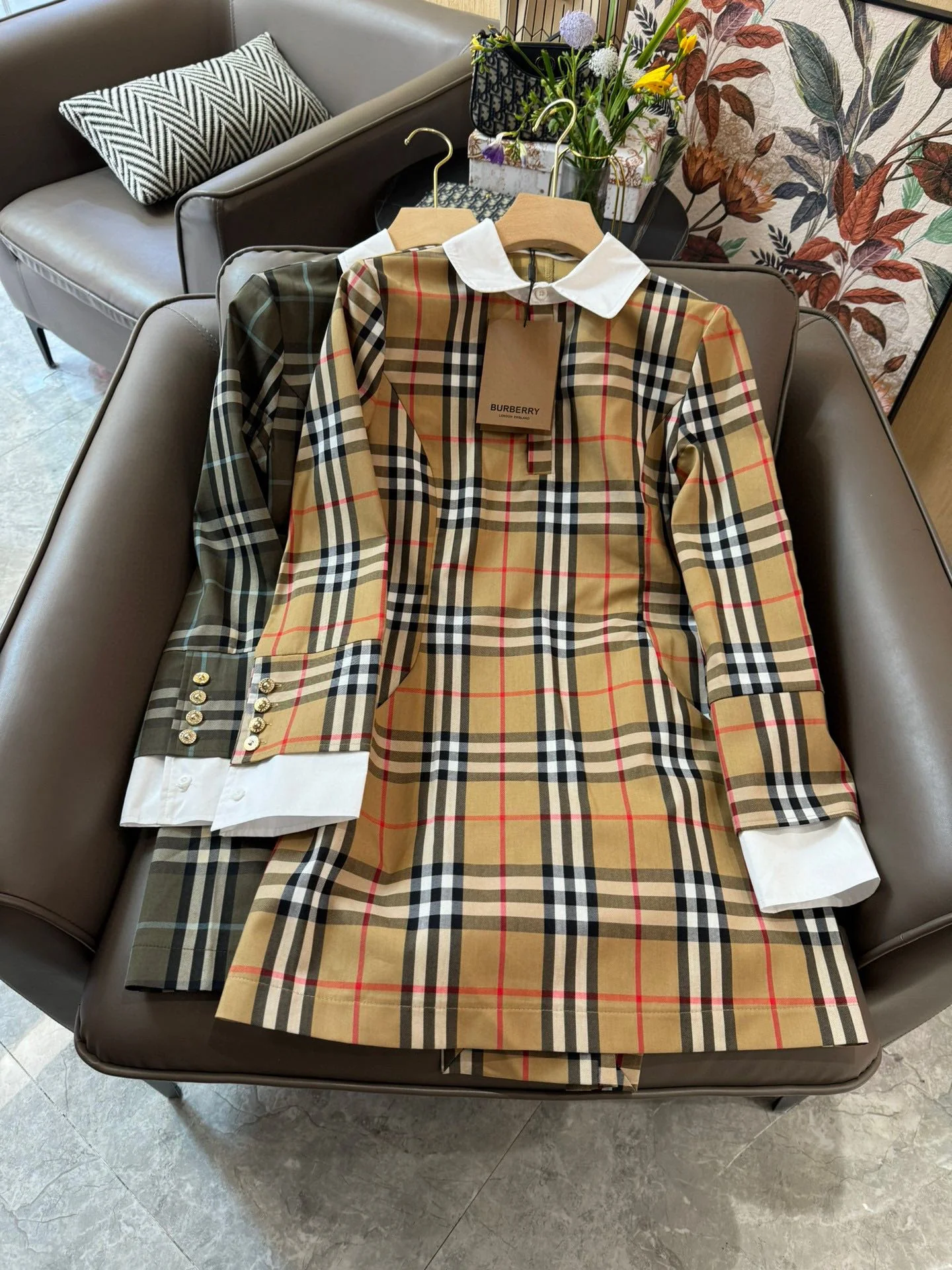 Платье Burberry 2403-24ss в клетку, цвет хаки.