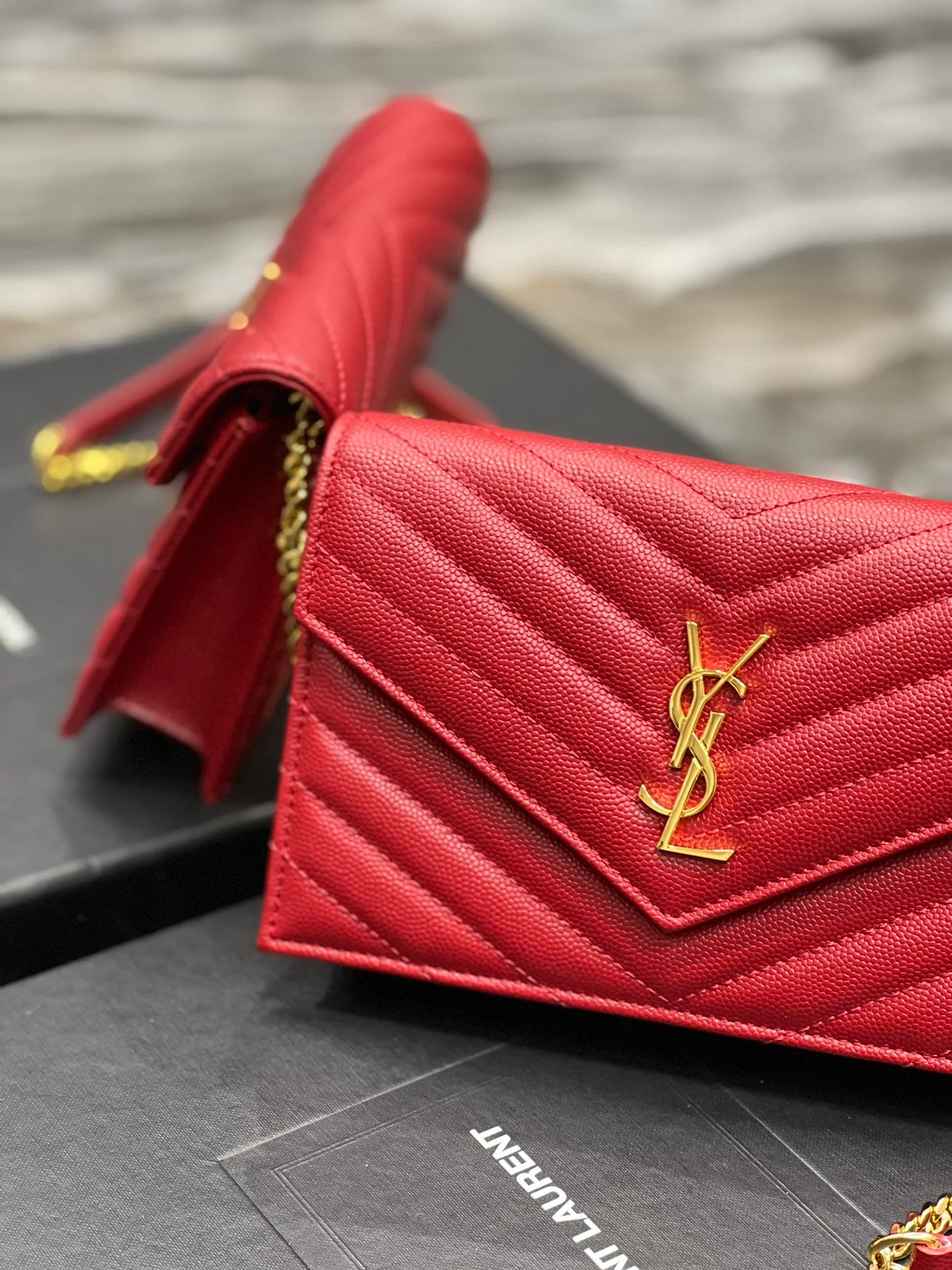 Сумка YSL WOC из икорной кожи, маленькая, красная.