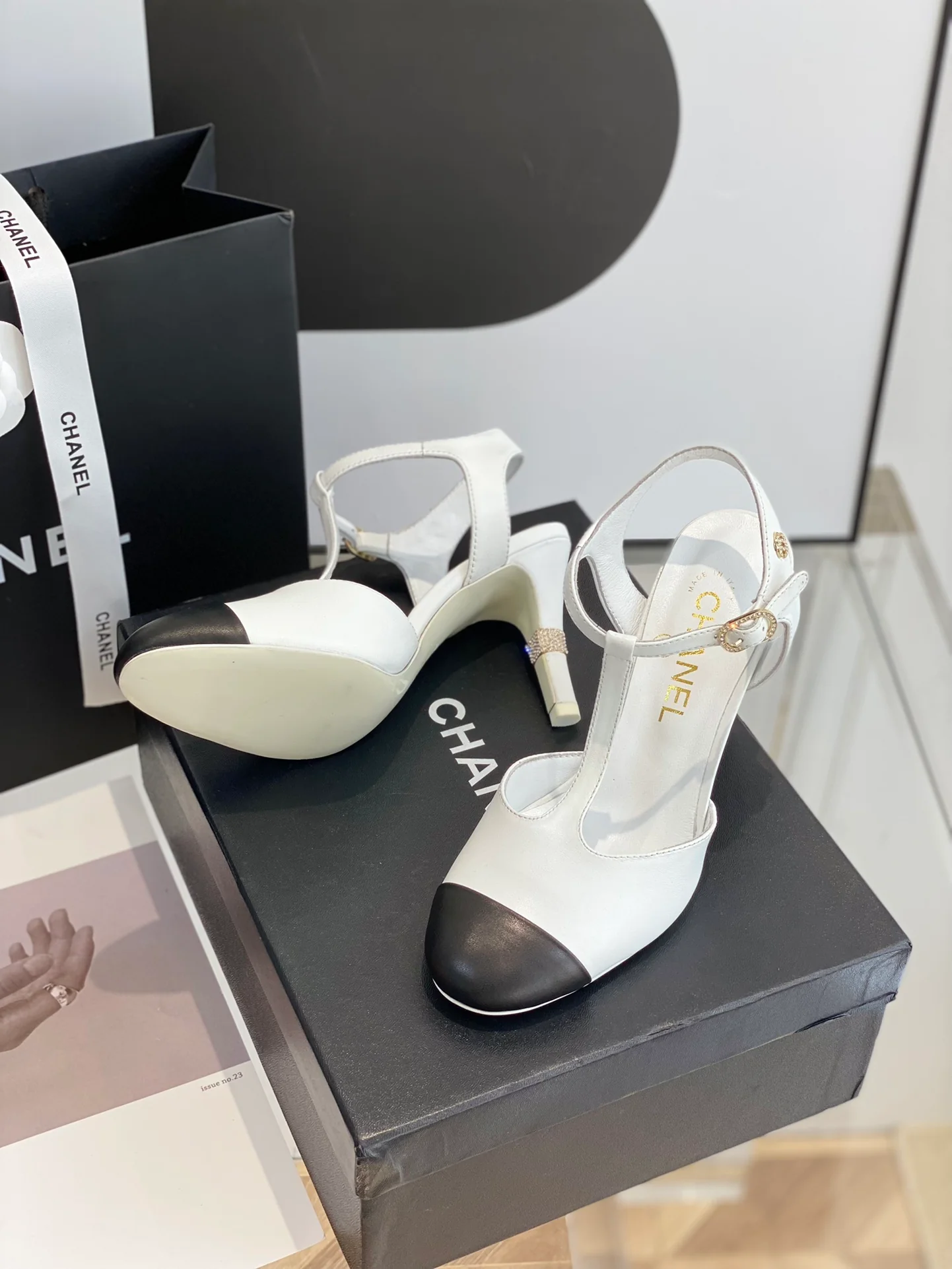 Новые туфли на каблуке Chanel Mary Jane - белые.