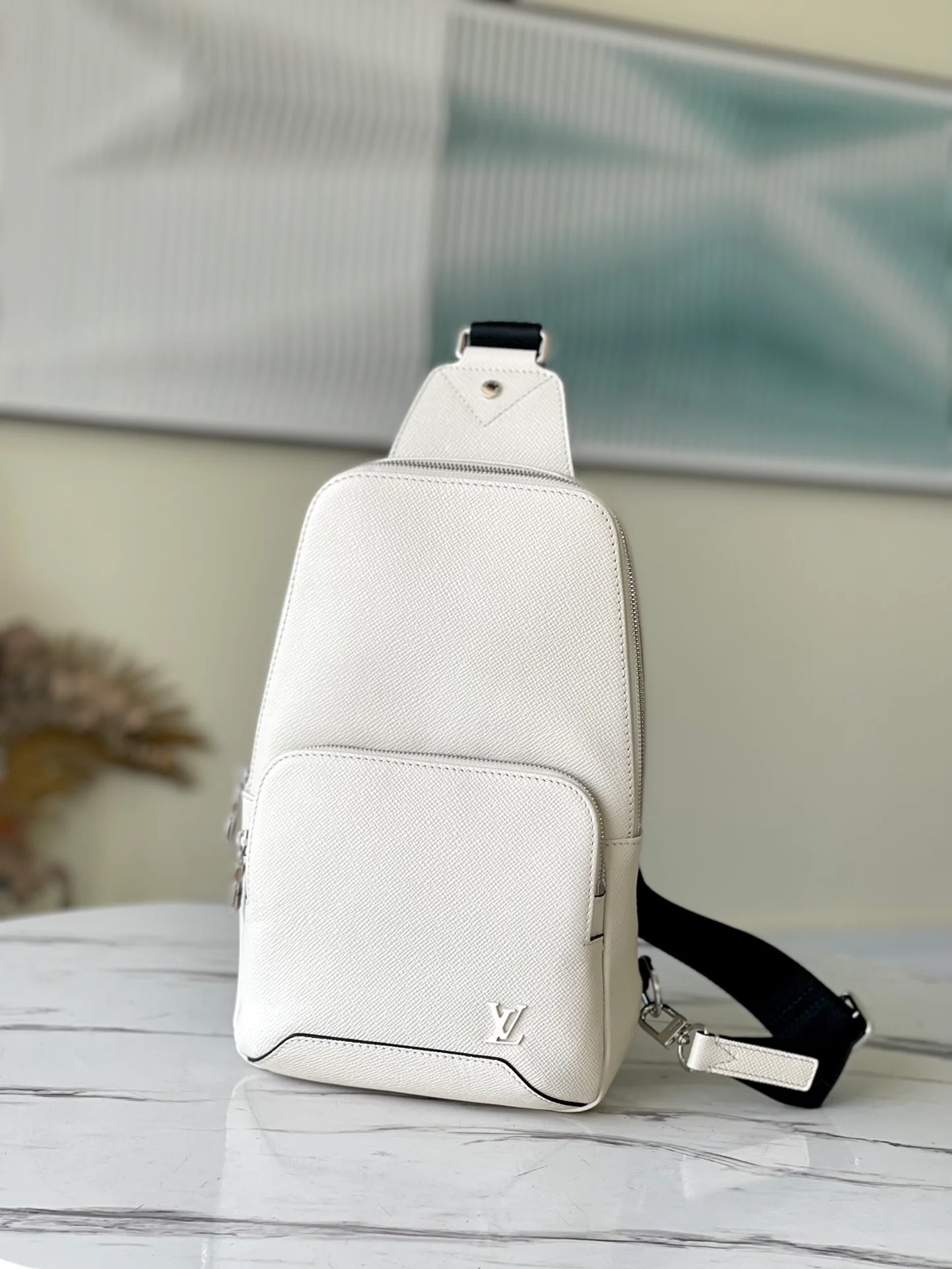m30803-LV-avenue-Наплечная сумка-Белая
