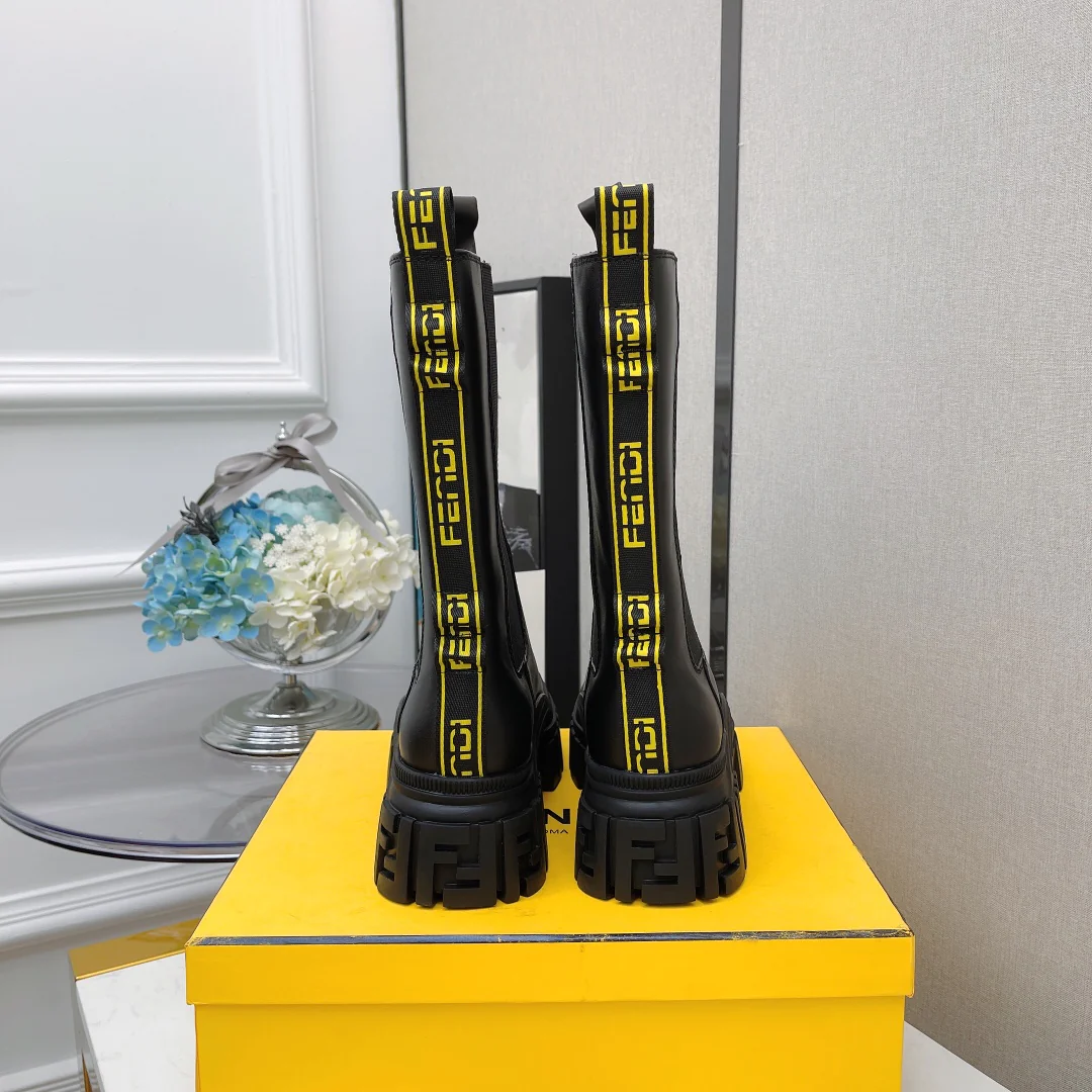Новинка сезона осень/зима 2022 от Fendi - Ботинки Martin - Ботинки на платформе до середины икры