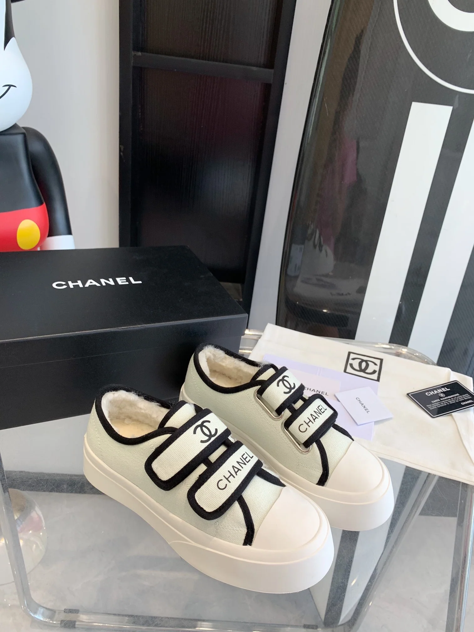 Кроссовки Chanel 22s сиренево-белого цвета