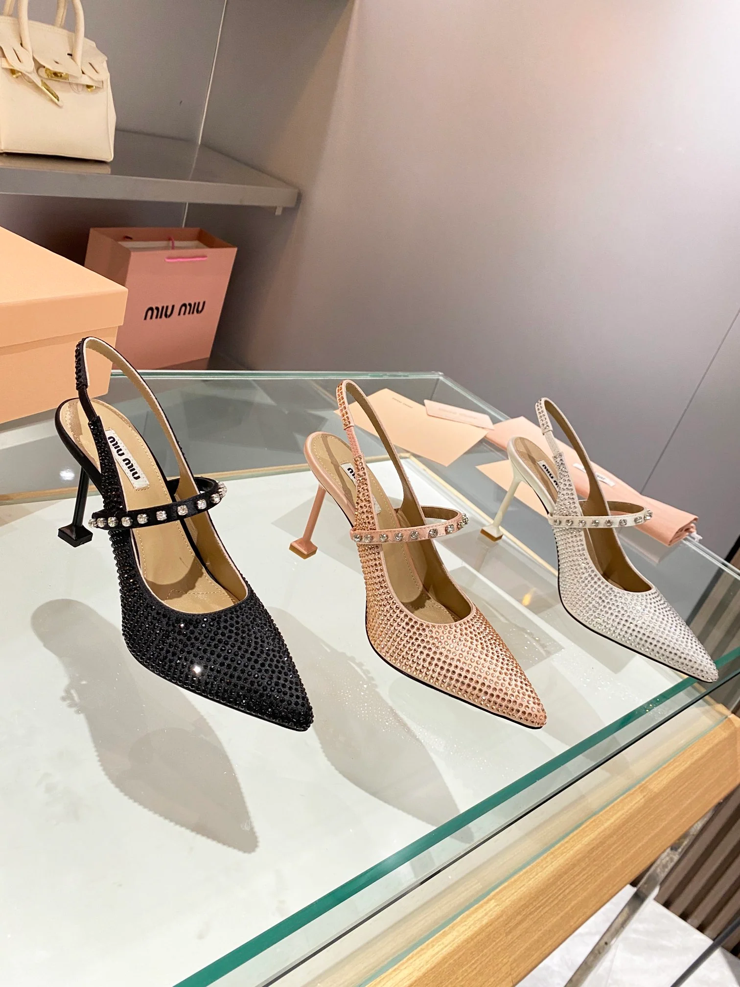 Туфли Miu Miu с острым носком и кристаллами - высота каблука 8-5 см.