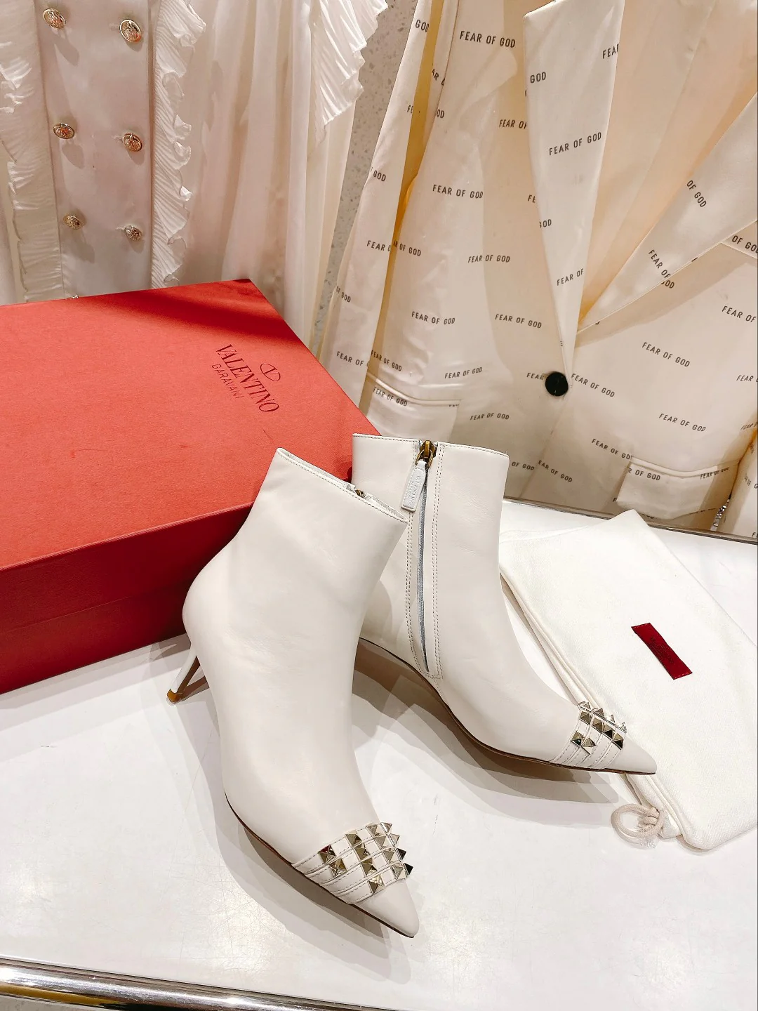 Ботильоны Valentino на шпильке с заклепками - белые