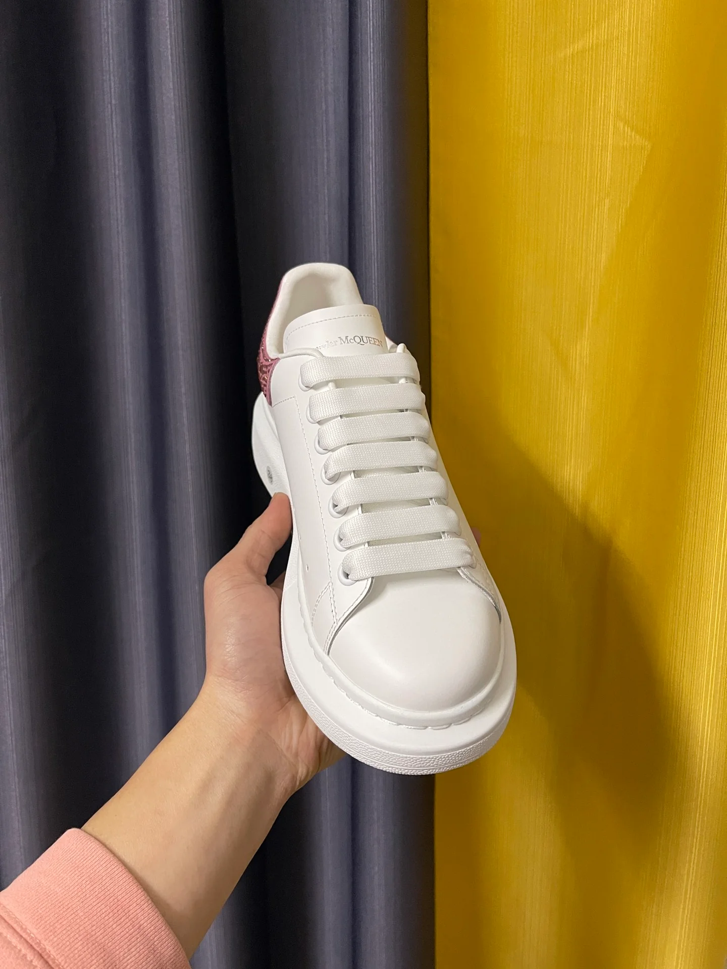 Классические белые кроссовки McQueen с розовато-фиолетовой бархатной отделкой.