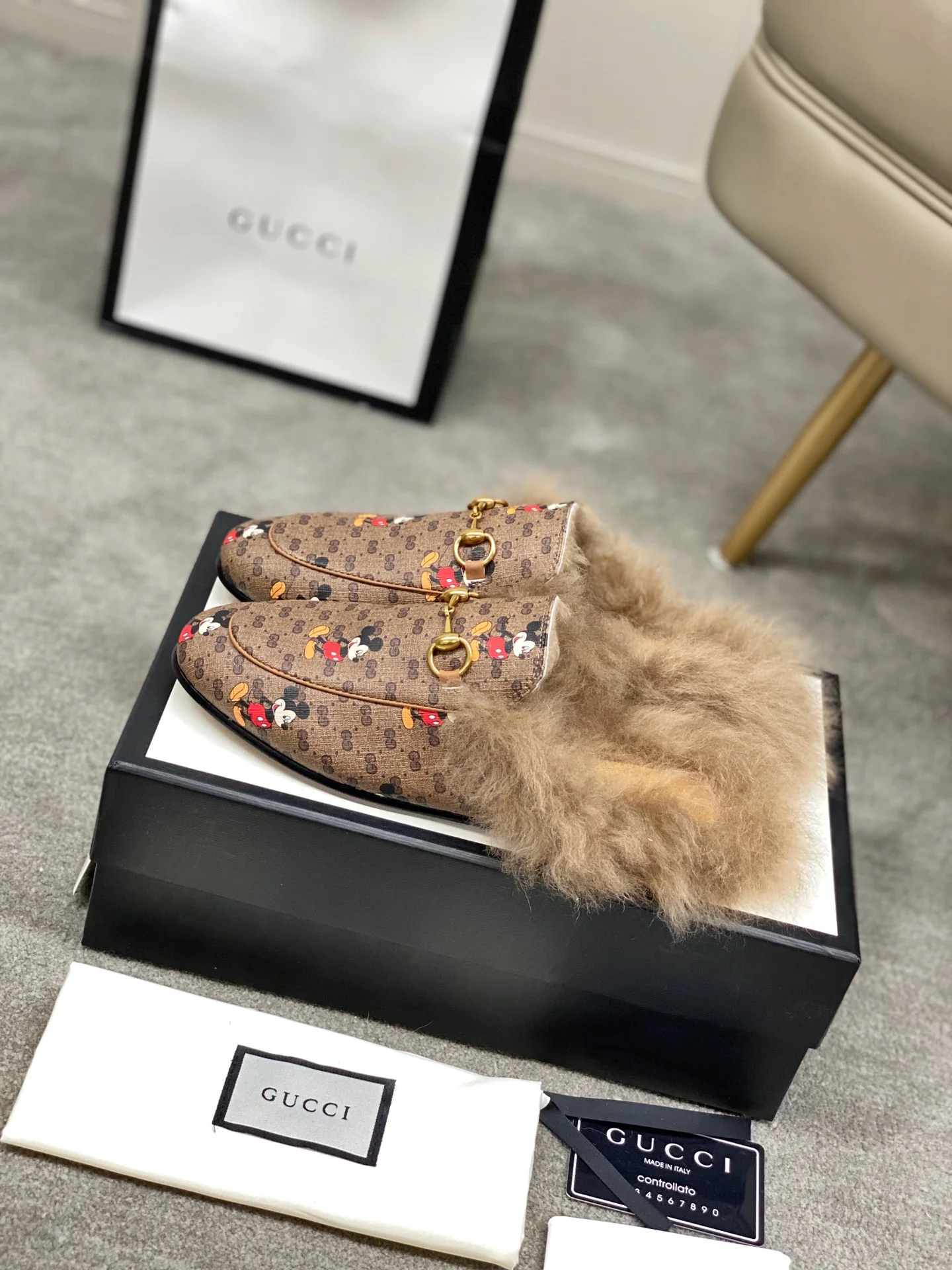Бутик Gucci 2020 — Новинка с подиума — Меховые тапочки — Дизайн с Микки Маусом