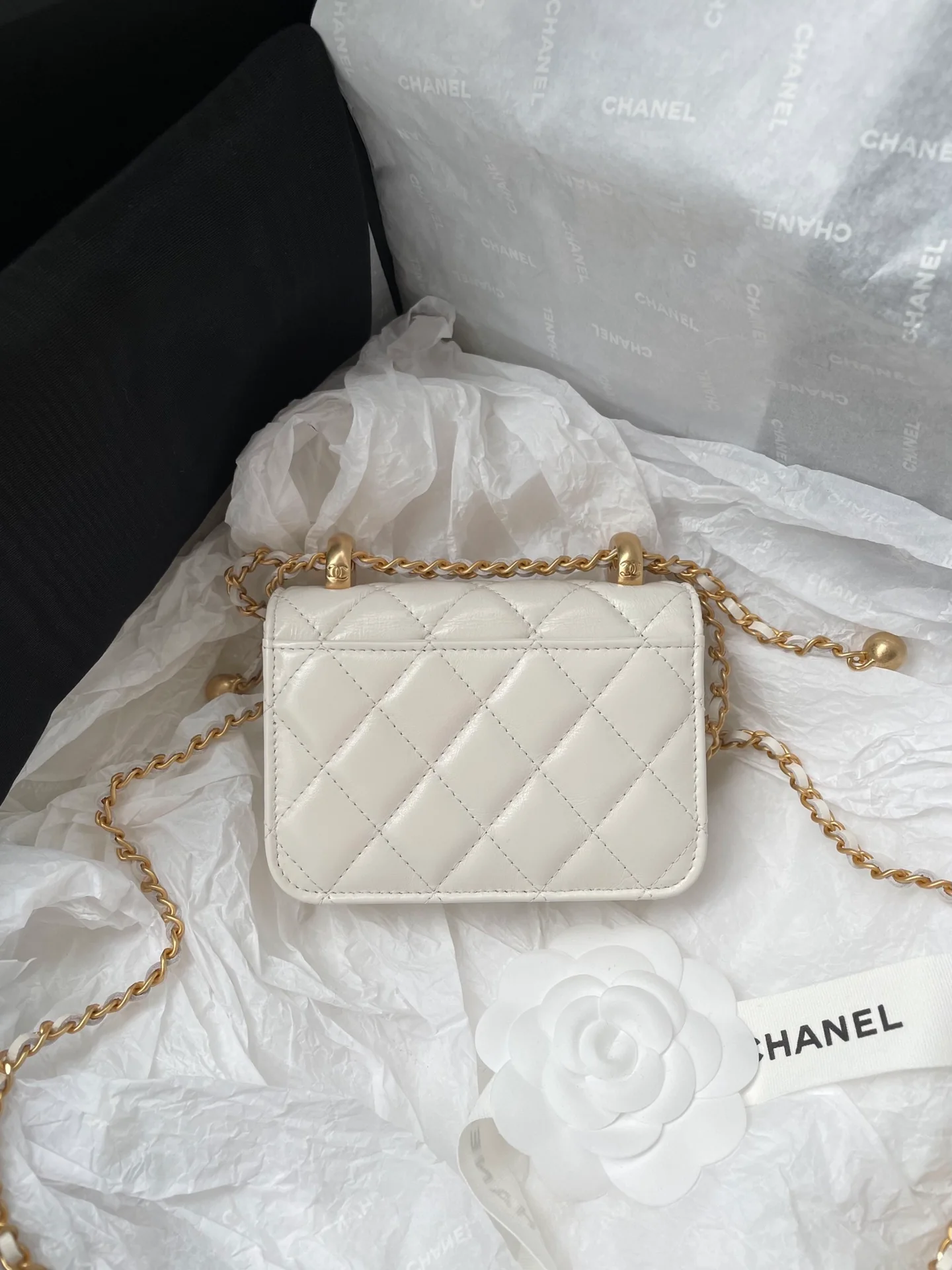 Кардхолдер Chanel с двойной золотой цепочкой и шариками - белая кожа.