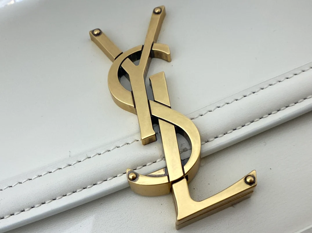 Сумка YSL Solferino Tofu Bag - белая - 18 см - На фото: На мне