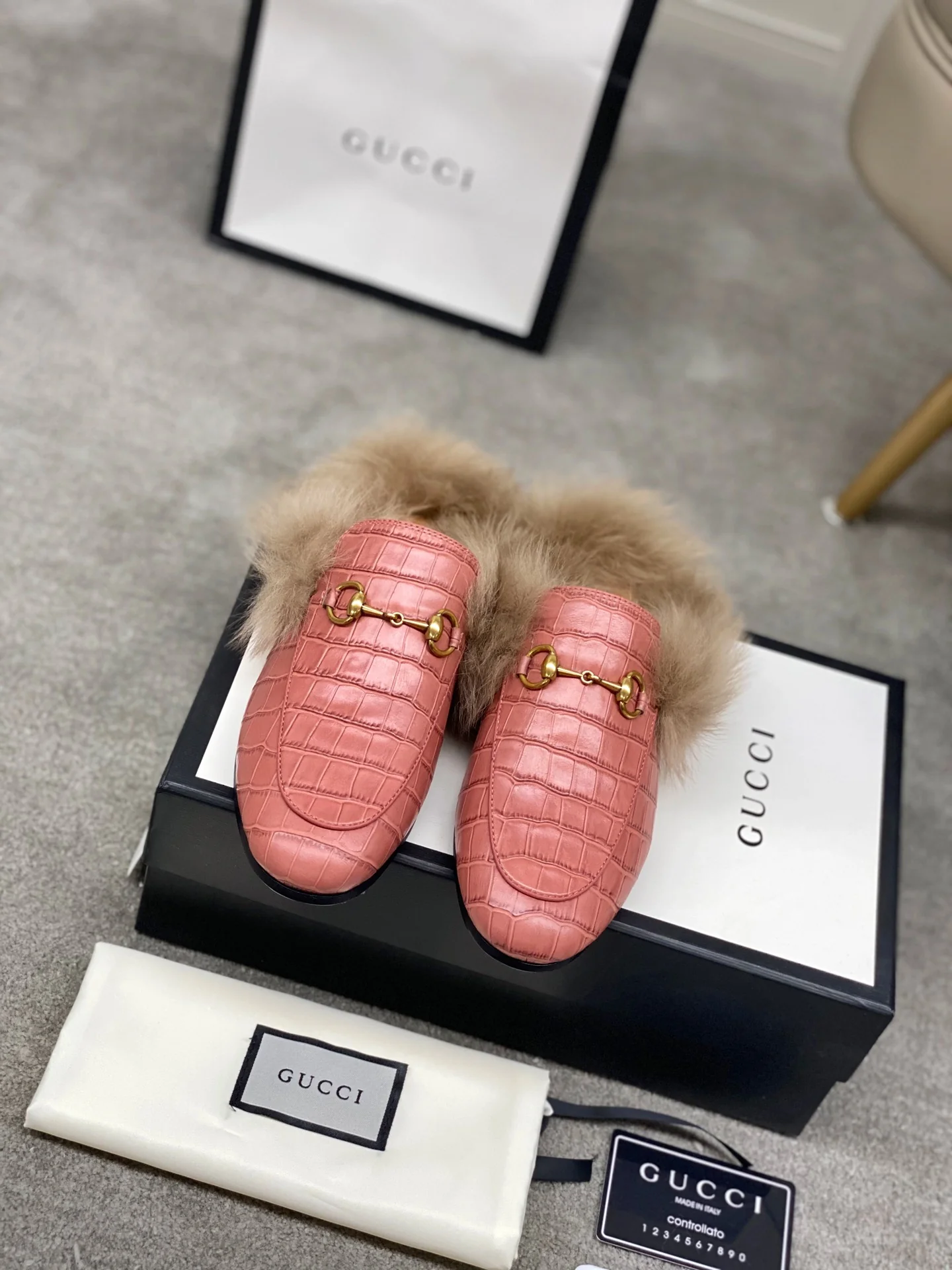 Бутик Gucci 2020 — Последний образ с подиума — Меховые тапочки — Розовый с каменным узором