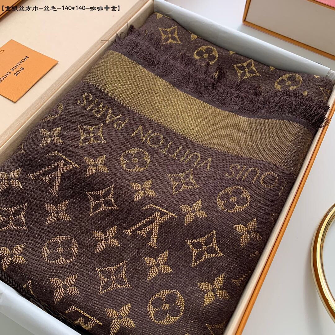 Шелковый платок LV 140 см - с монограммой на канве.