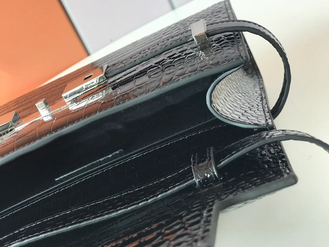 Сумка YSL Manhattan, маленькая, с фурнитурой из серебра с тиснением под крокодиловую кожу.