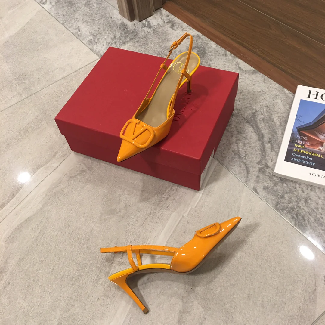 Лакированные сандалии Valentino с острым носком, оранжевые.