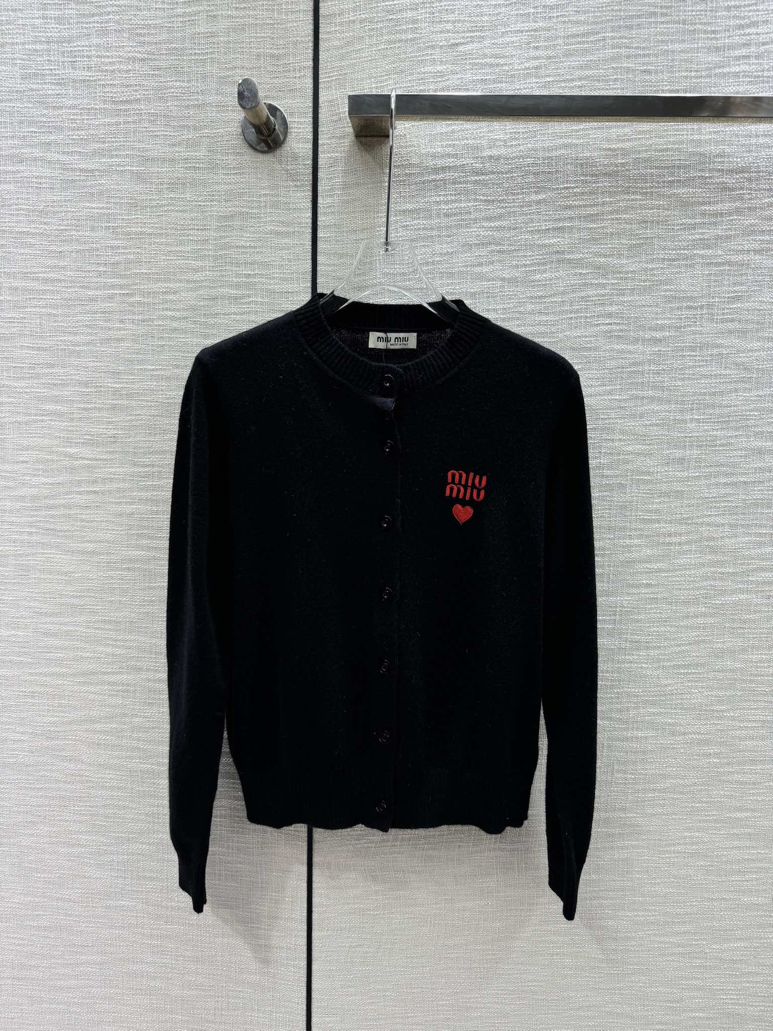 Miu Miu - 2404 - Вязаный кардиган с вышитым логотипом в виде сердца - Черный