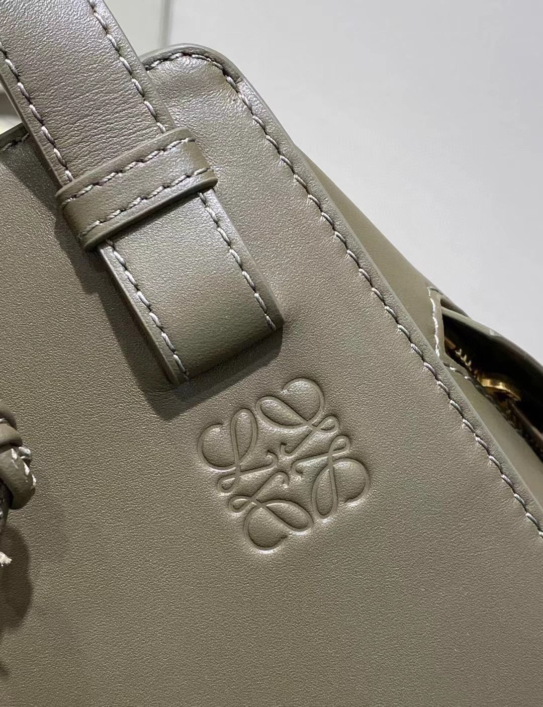 Сумка Loewe Hammock - атласная телячья кожа - маленькая - зеленая