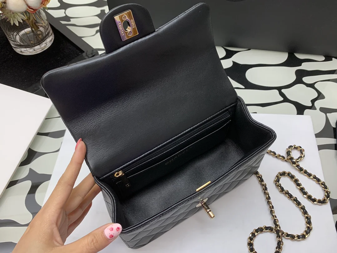 Коллекция Chanel Весна/Лето 2022 - Сумка-клапан на запястье - Овечья кожа