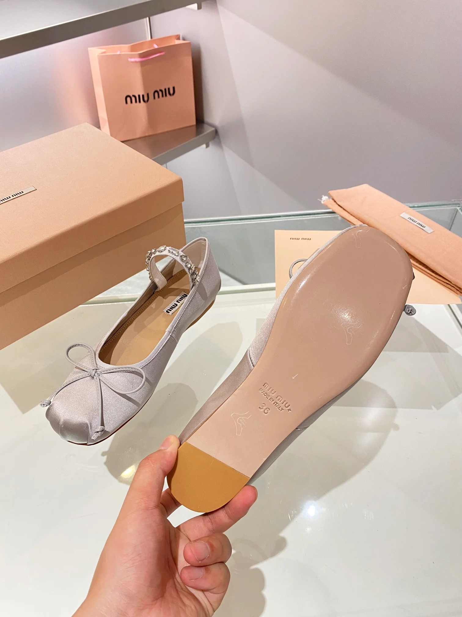 Новые поступления коллекции Miu Miu осень/зима 2023 — Балетки — Серебристые