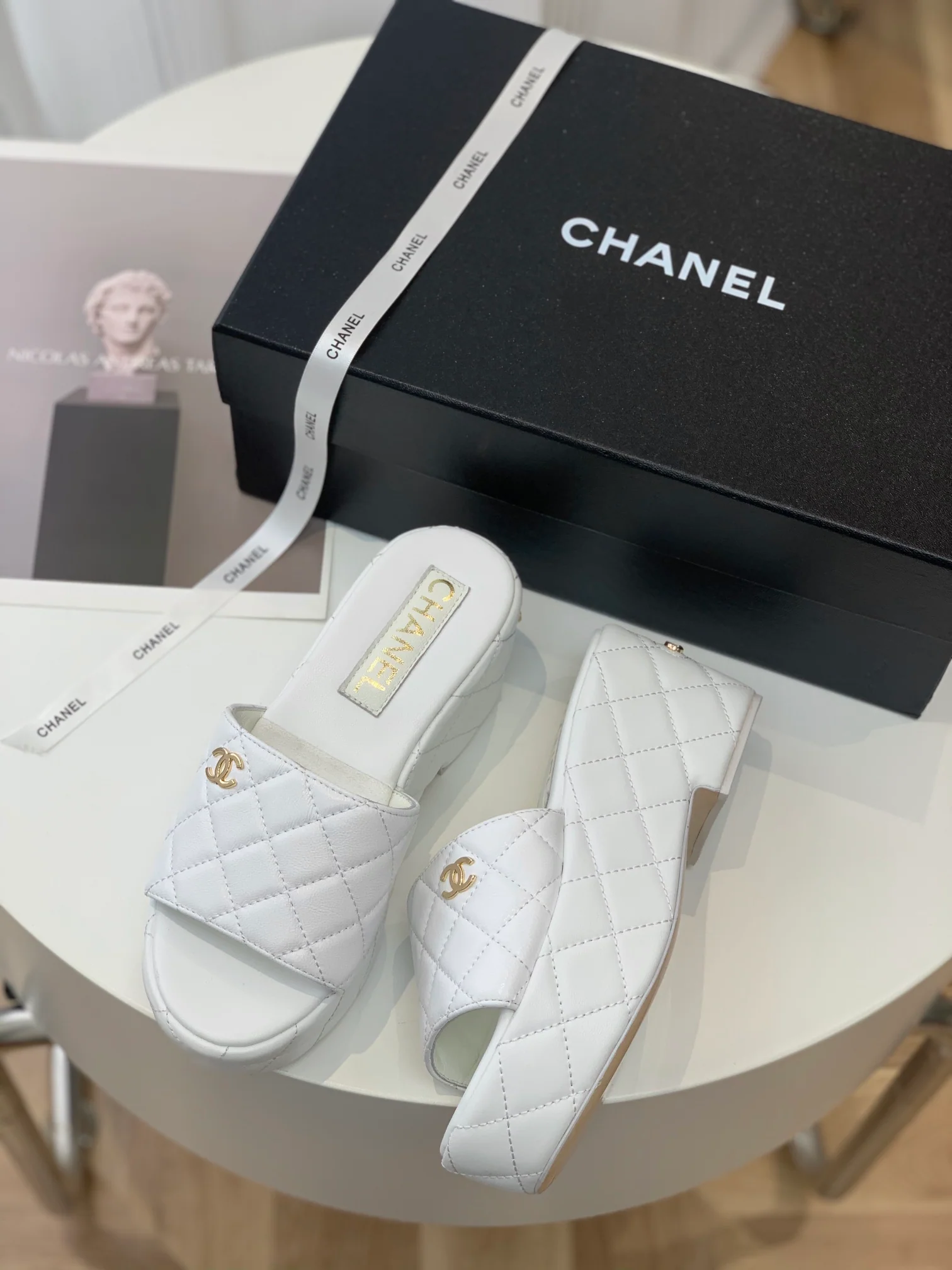 Новинка 2023 года от Chanel - Тапочки на платформе с ромбовидным узором - Белые - 1 шт.