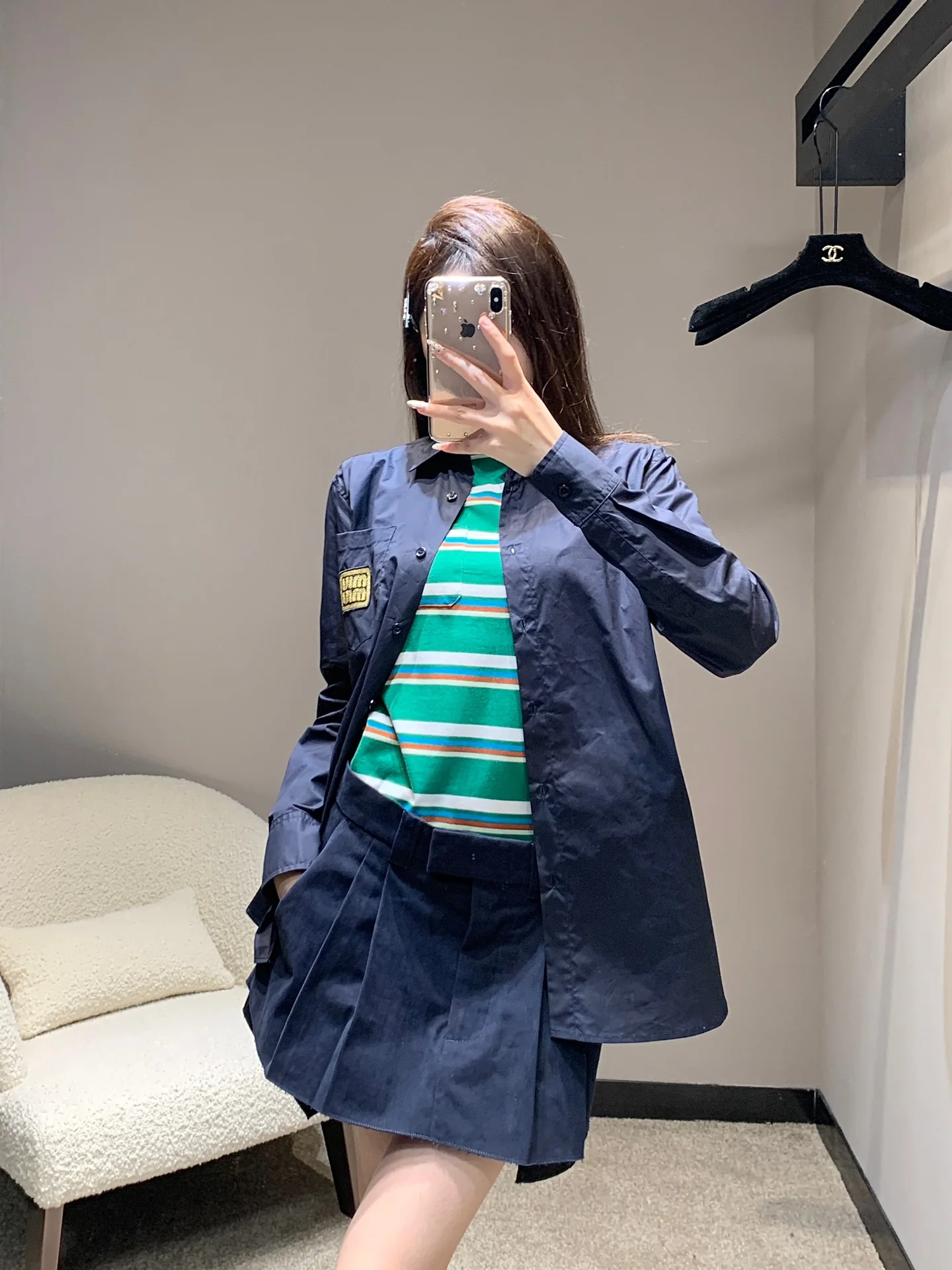 Miu Miu 2404 - Рубашка с длинными рукавами и декоративным логотипом.