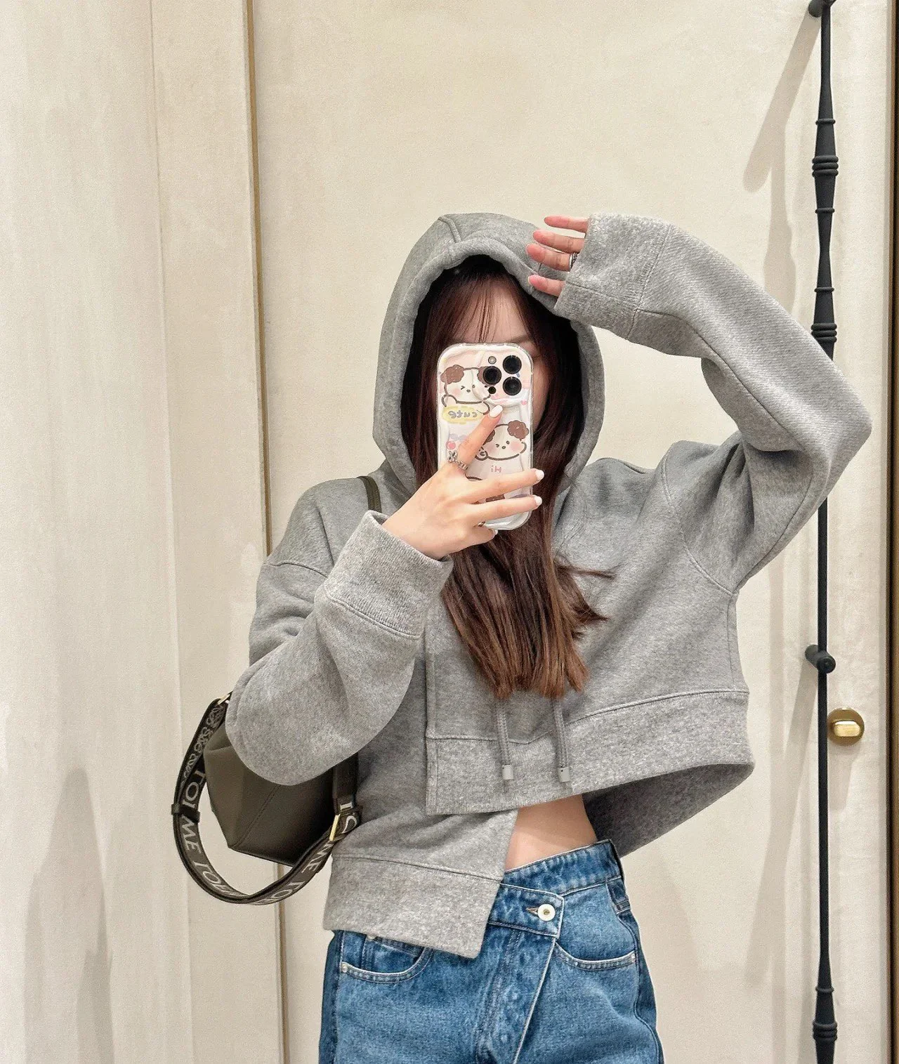 Сумка-хобо Loewe Hammock — темно-зеленая.