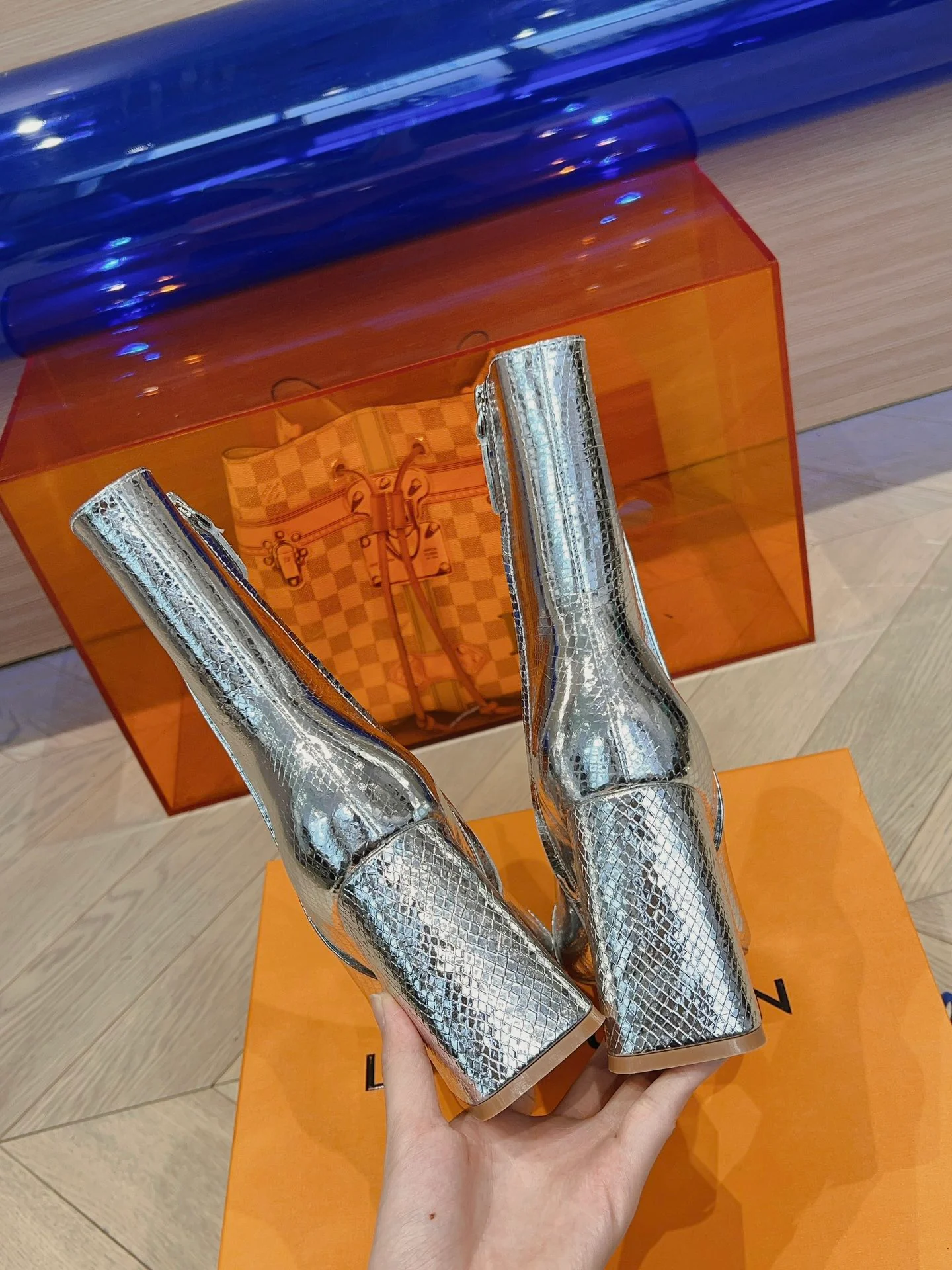 Новинка сезона осень/зима 2023 от LV - Ботильоны с подиума - Ботильоны на массивном высоком каблуке - Серебристые