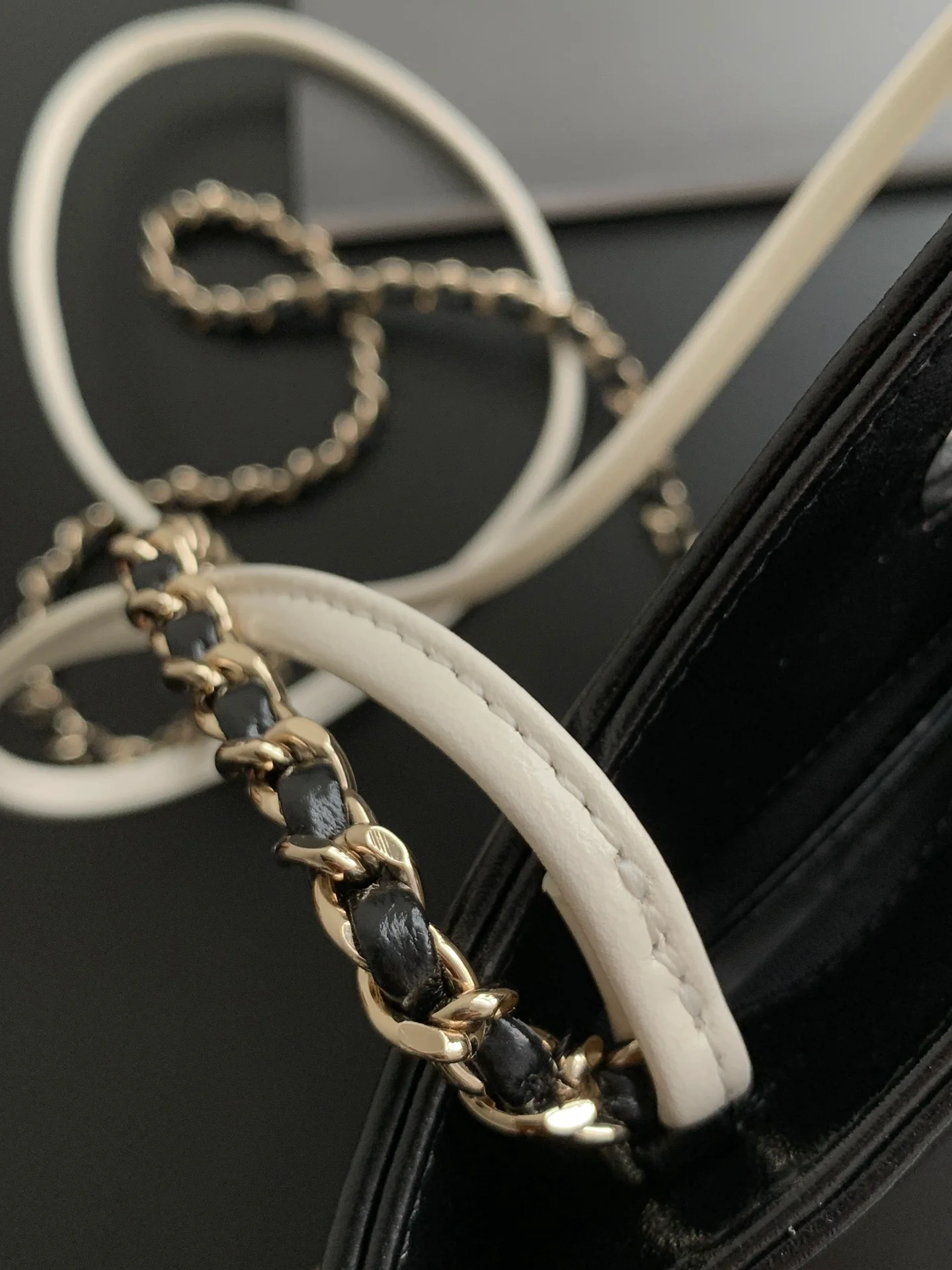 Мини-сумка Chanel 24b 31, черная с отделкой из овечьей кожи, белая