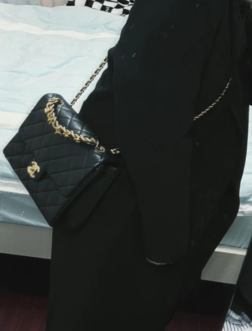 Коллекция Chanel Весна/Лето 2023 - Сумка с клапаном и цепочкой в ??виде буквы - Черная