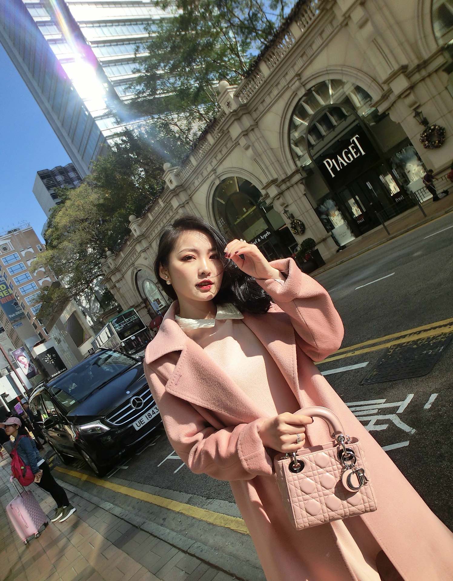 Сумка Dior Lady Dior с тремя отделениями и серебряной застежкой, 17 см, белая.