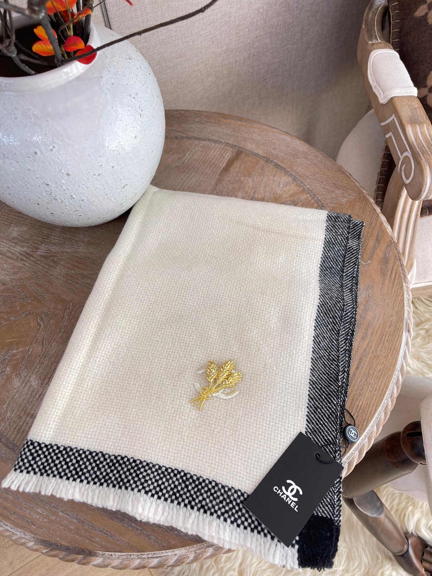 Chanel - Ультратеплый шарф из высококачественного кашемира - В комплекте с брошью в виде колосьев пшеницы - 60 см - 180 см - 2 см