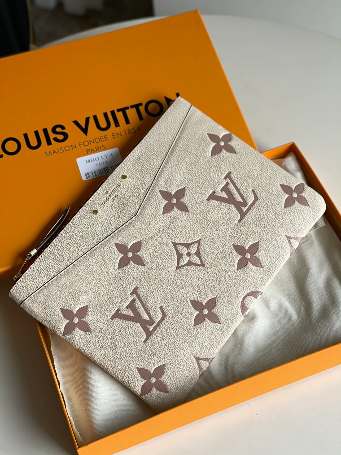 lv-m80174-daily-clutch-1