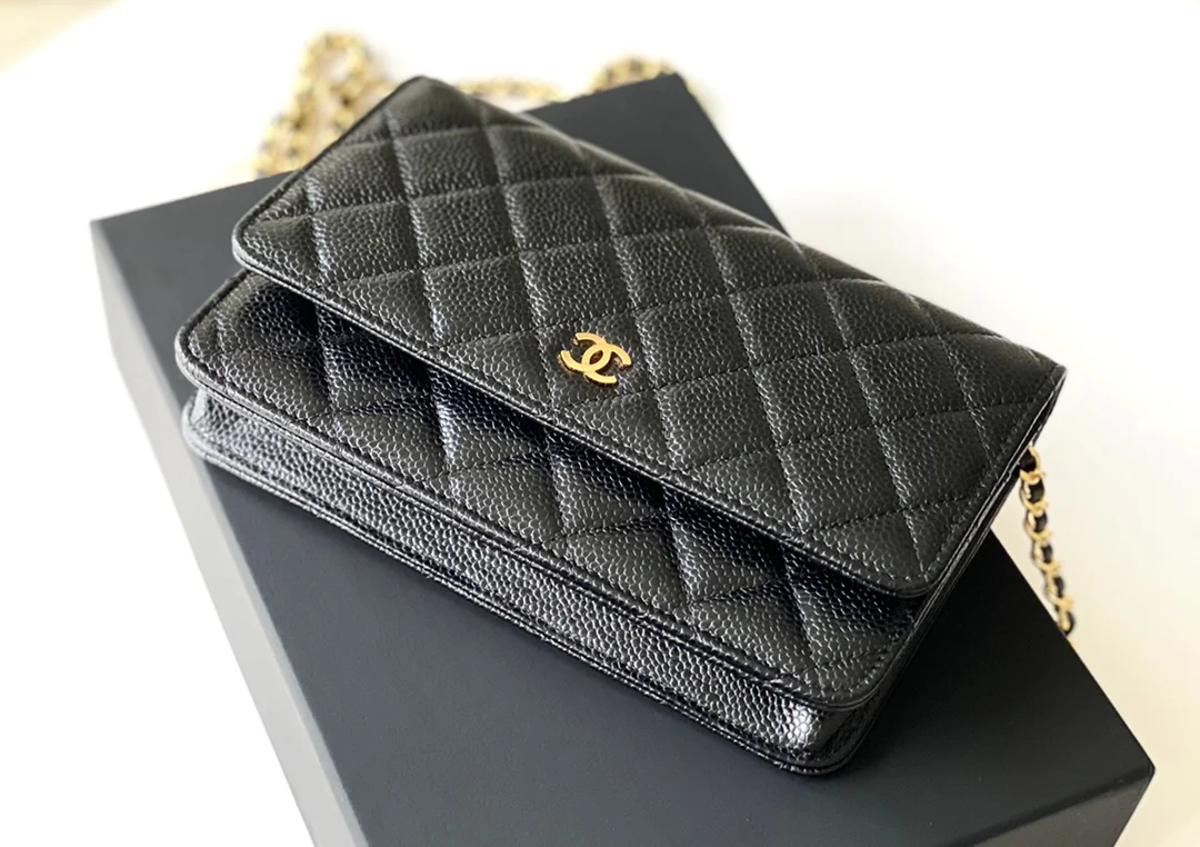 Chanel - Классическая брошь WOC - Черная кожа личи, золотая пуговица