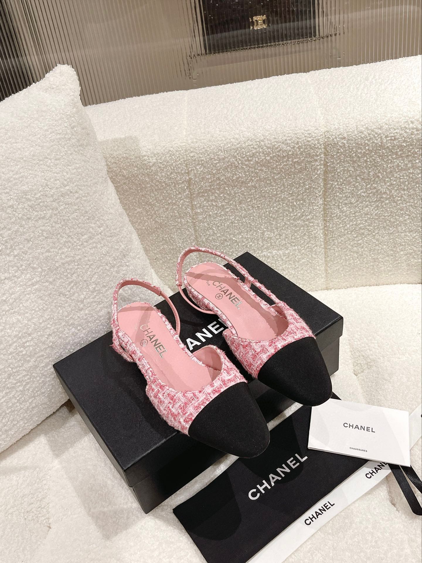 Классические сандалии-лодочки Chanel с открытой пяткой и двухцветным дизайном - розовые