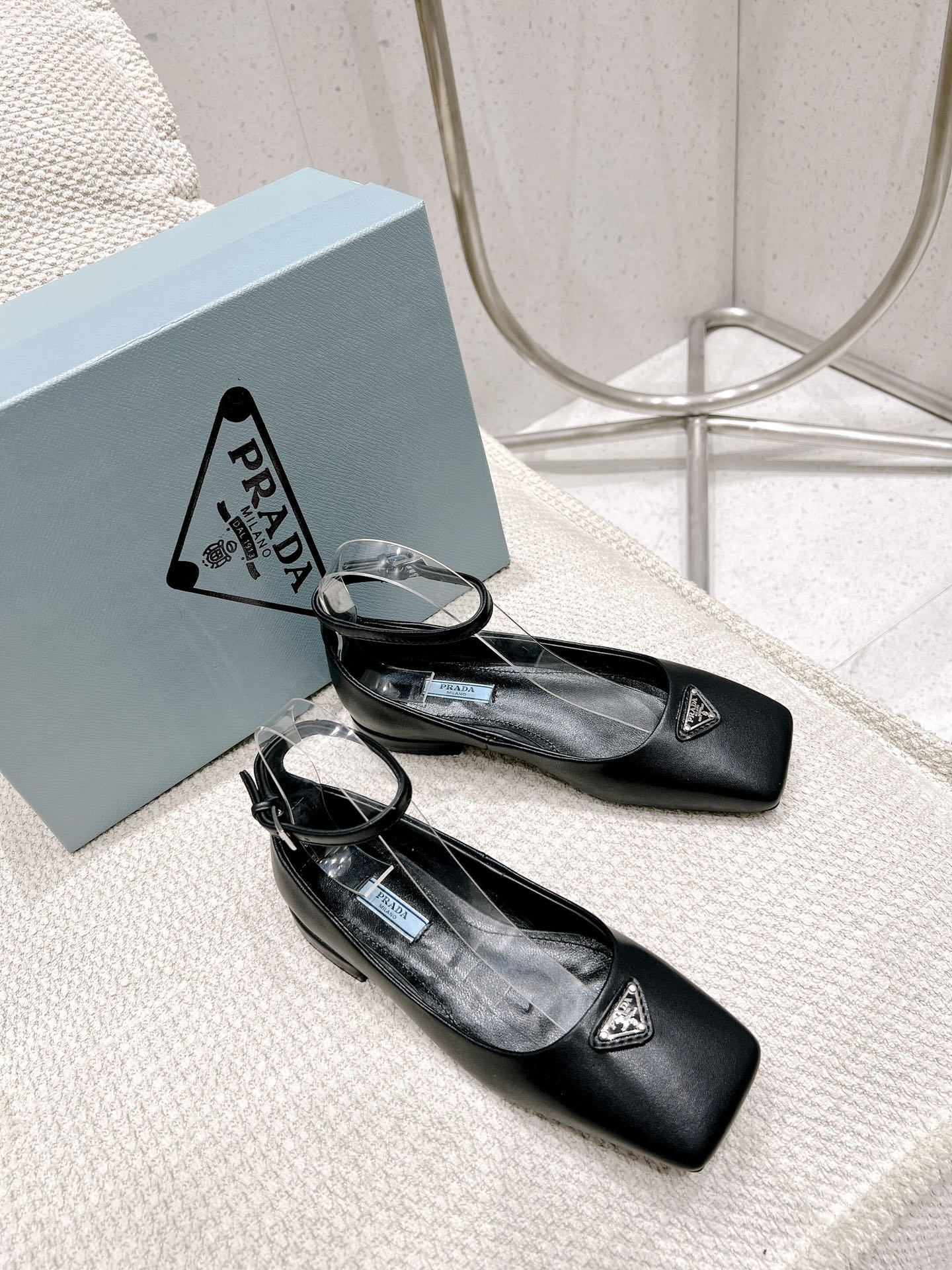 Новинка сезона весна/лето 2023 от Prada - Кожаные балетки - Черные