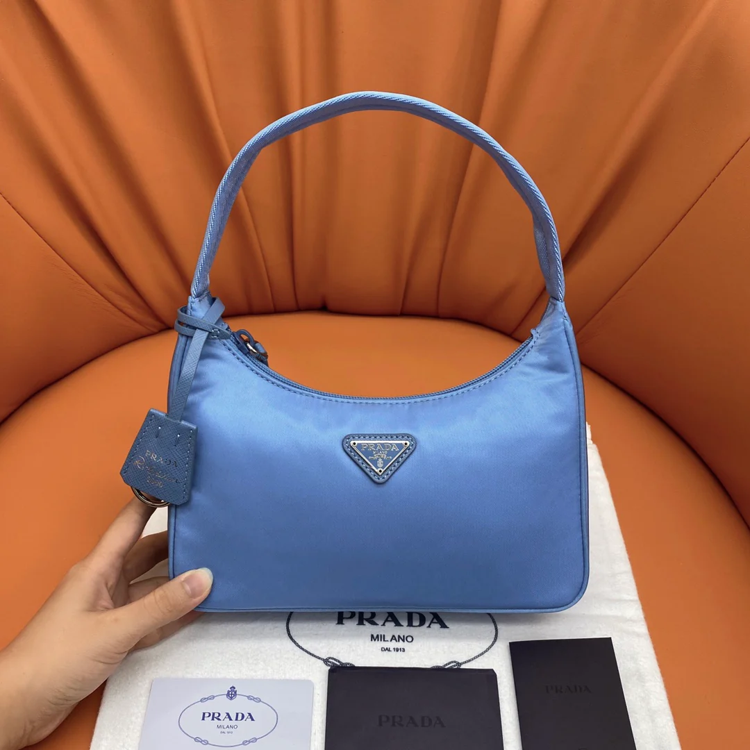 Нейлоновая сумка-хобо Prada, синяя