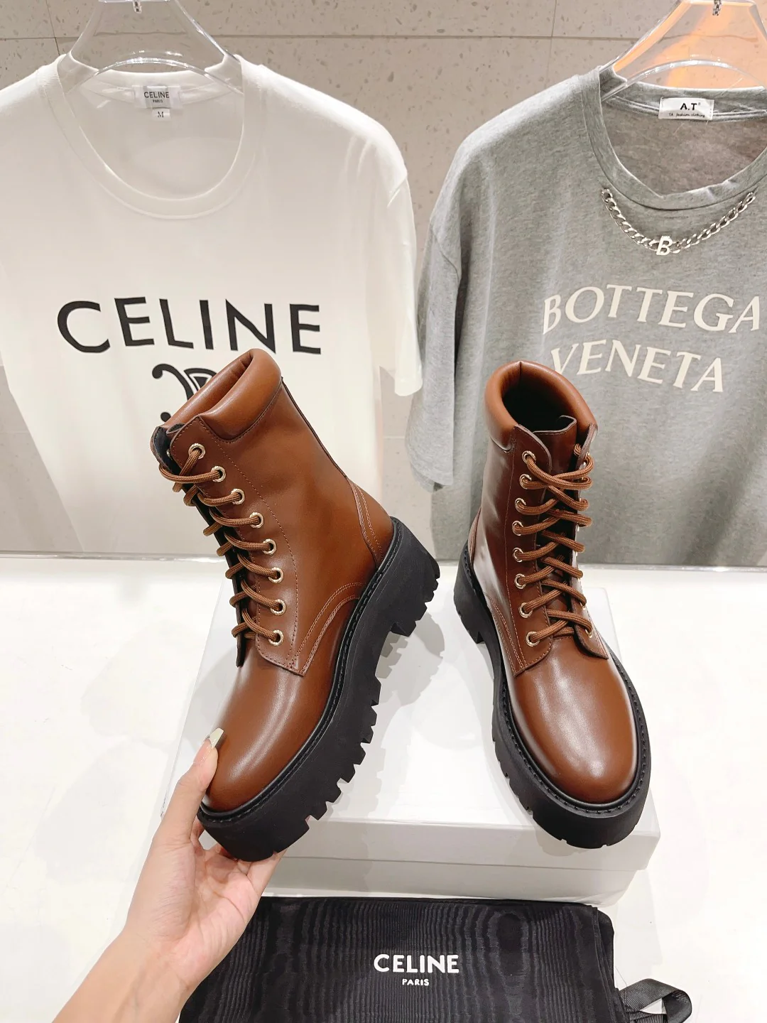 Celine - Новинка сезона осень/зима 2023 - Ботильоны из винтажной лакированной кожи с тиснением ?Триумфальная арка?