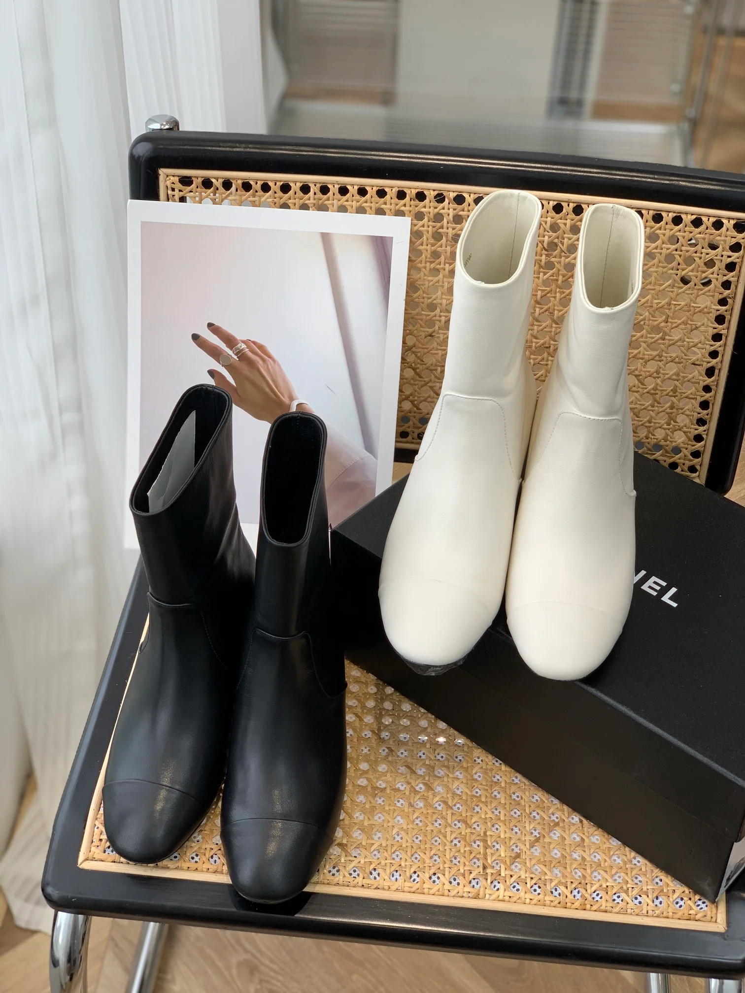 Chanel - Классические ботильоны на каблуке с круглым носком и жемчужной отделкой