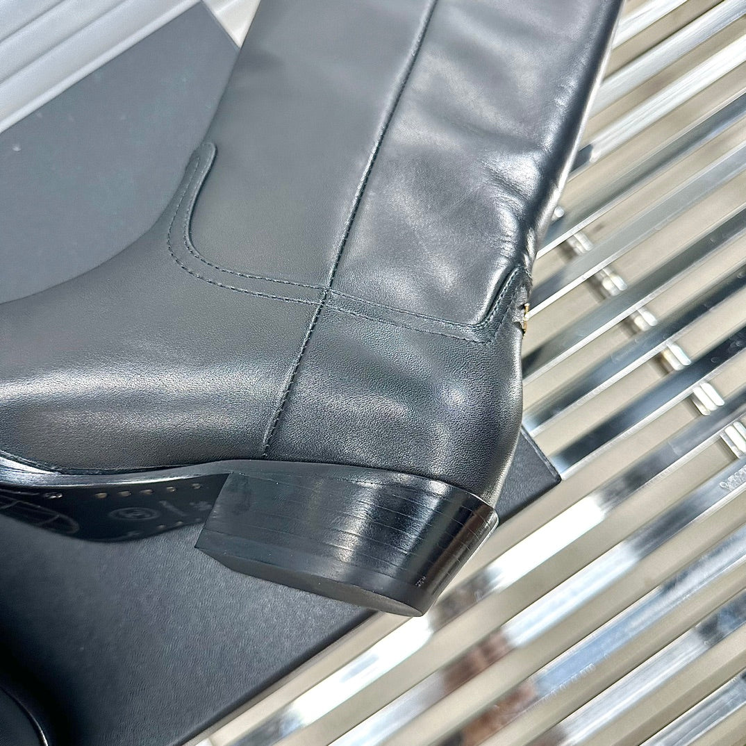 Новинка сезона осень/зима 2023 от Chanel - Мотоциклетные ботинки на низком каблуке - Черные