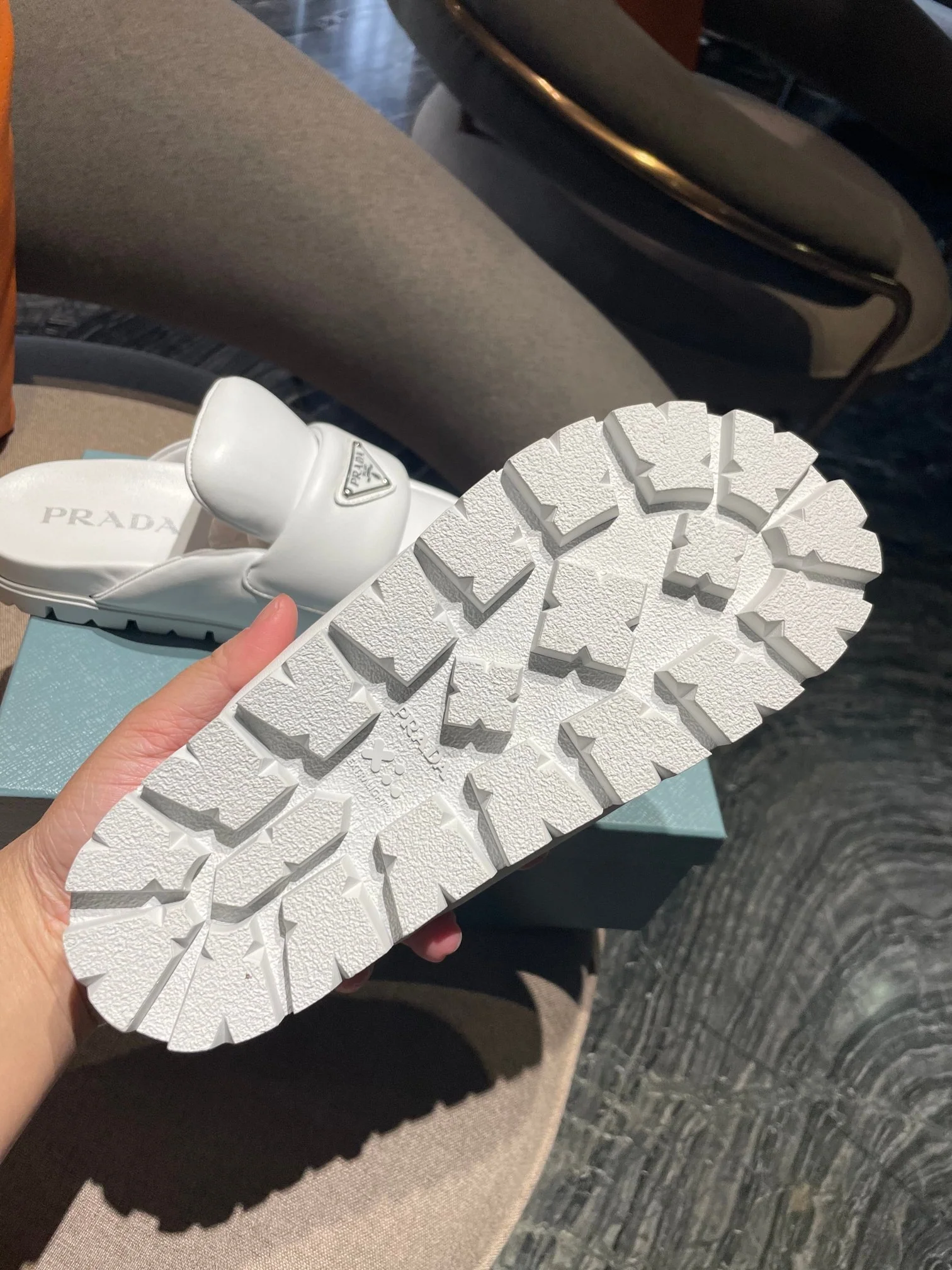 Новые поступления коллекции Prada ранней весны 2023 года — стиль Хейли Бибер — лоферы