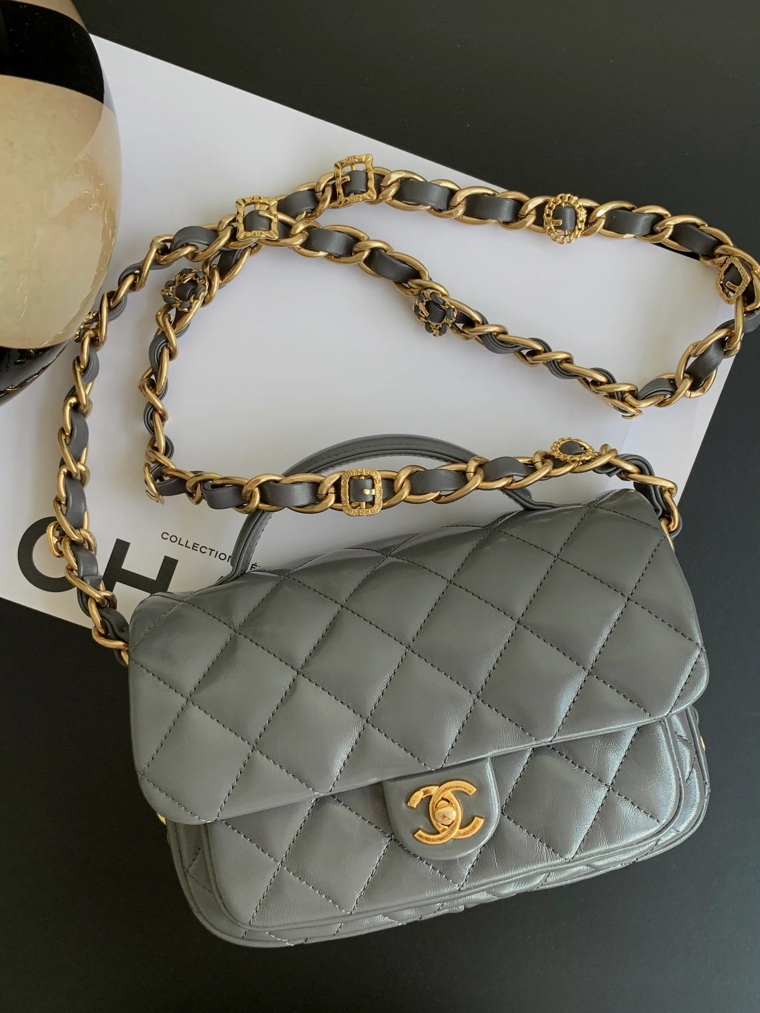 Chanel - Сумка-мессенджер с ручкой из овечьей кожи - Серая