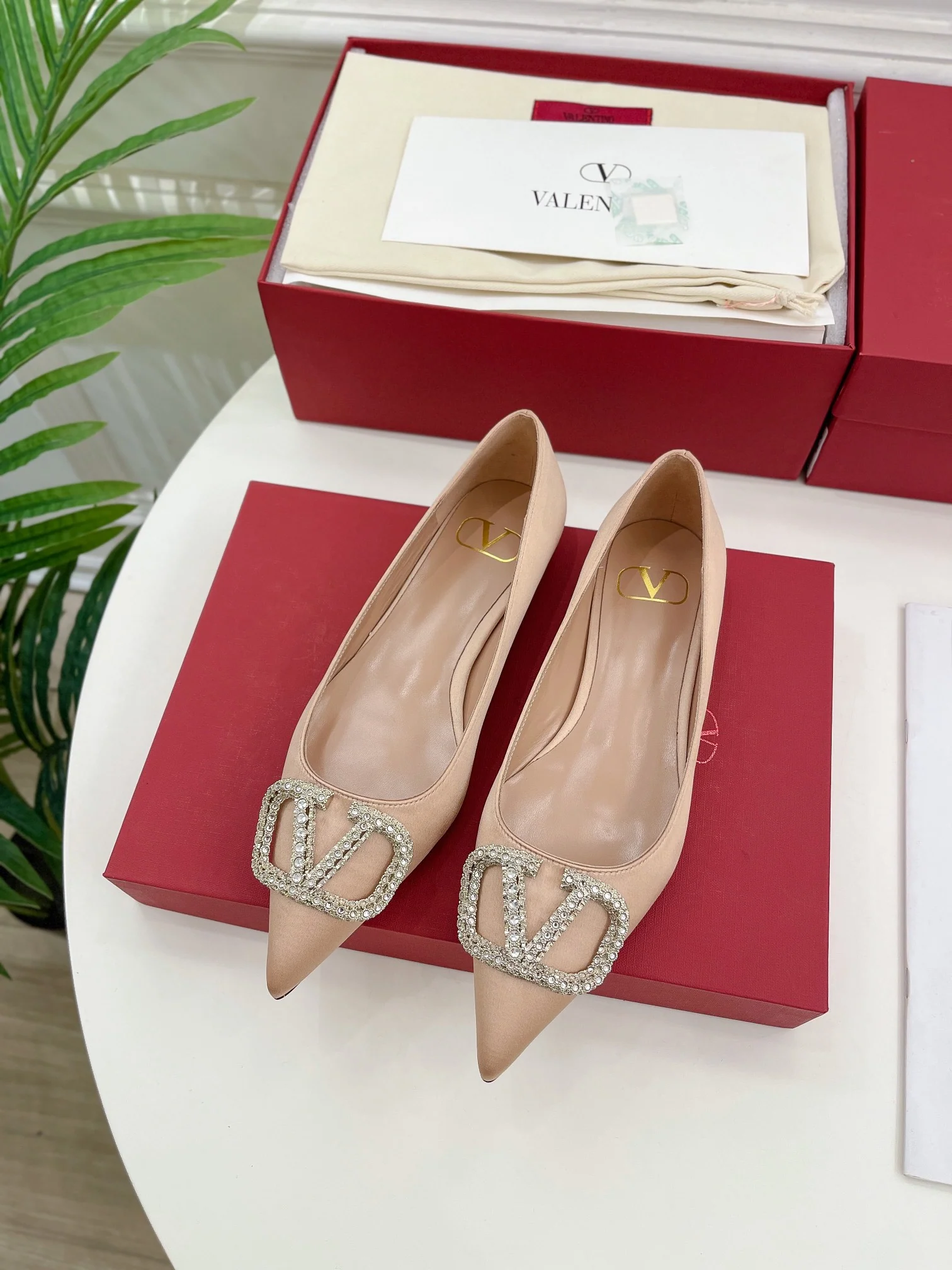 Новинка лета 2023 от Valentino - Коллекция Roman Stud - Балетки с пряжкой и стразами - Телесный цвет