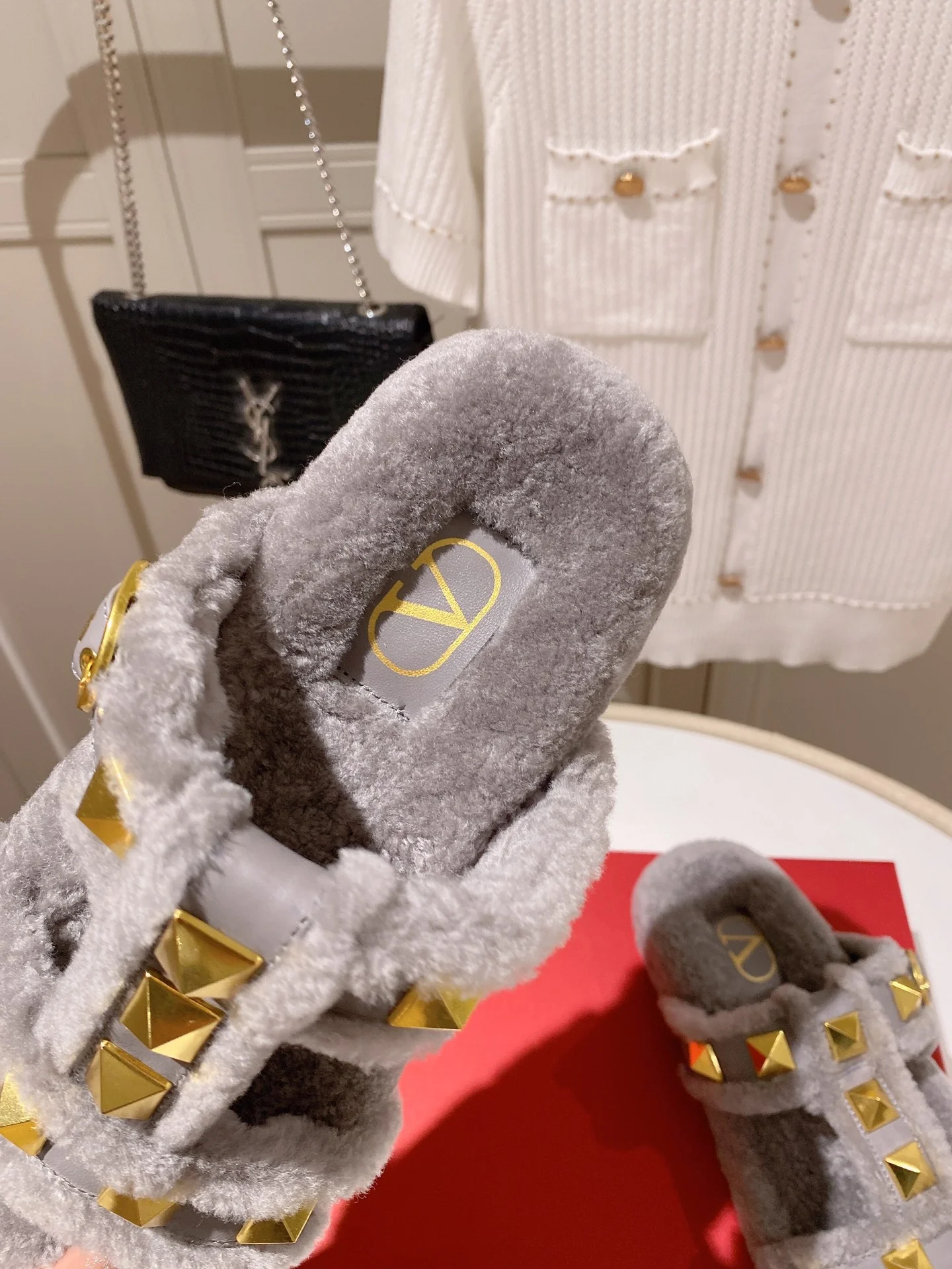 Новинка сезона осень/зима 2022 от Valentino - Шерстяные тапочки - Серые