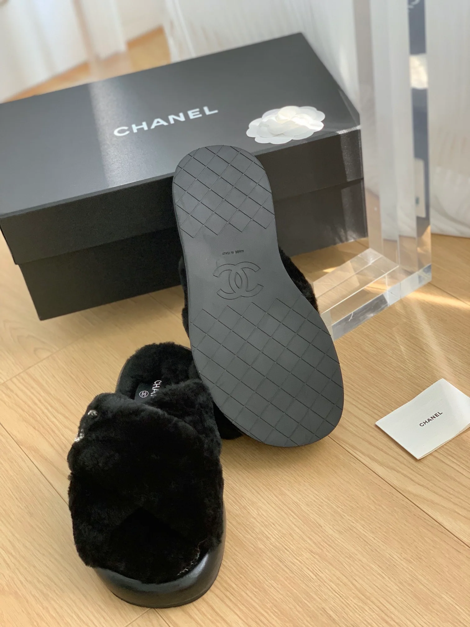 Новинка сезона осень/зима 2023 от Chanel - Классические меховые тапочки с двойной буквой С - Черные