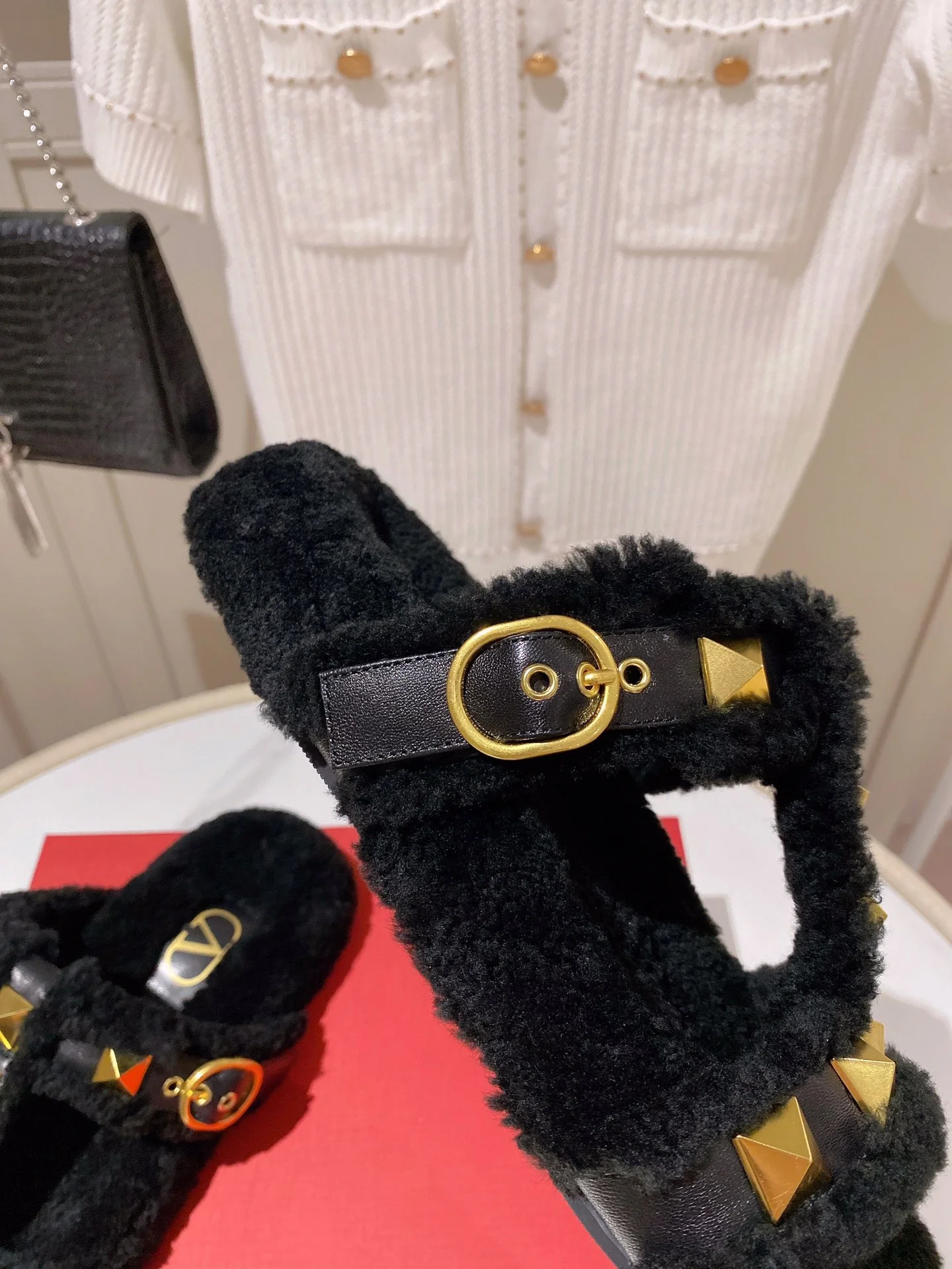 Новинка сезона осень/зима 2022 от Valentino - Шерстяные тапочки - Черные