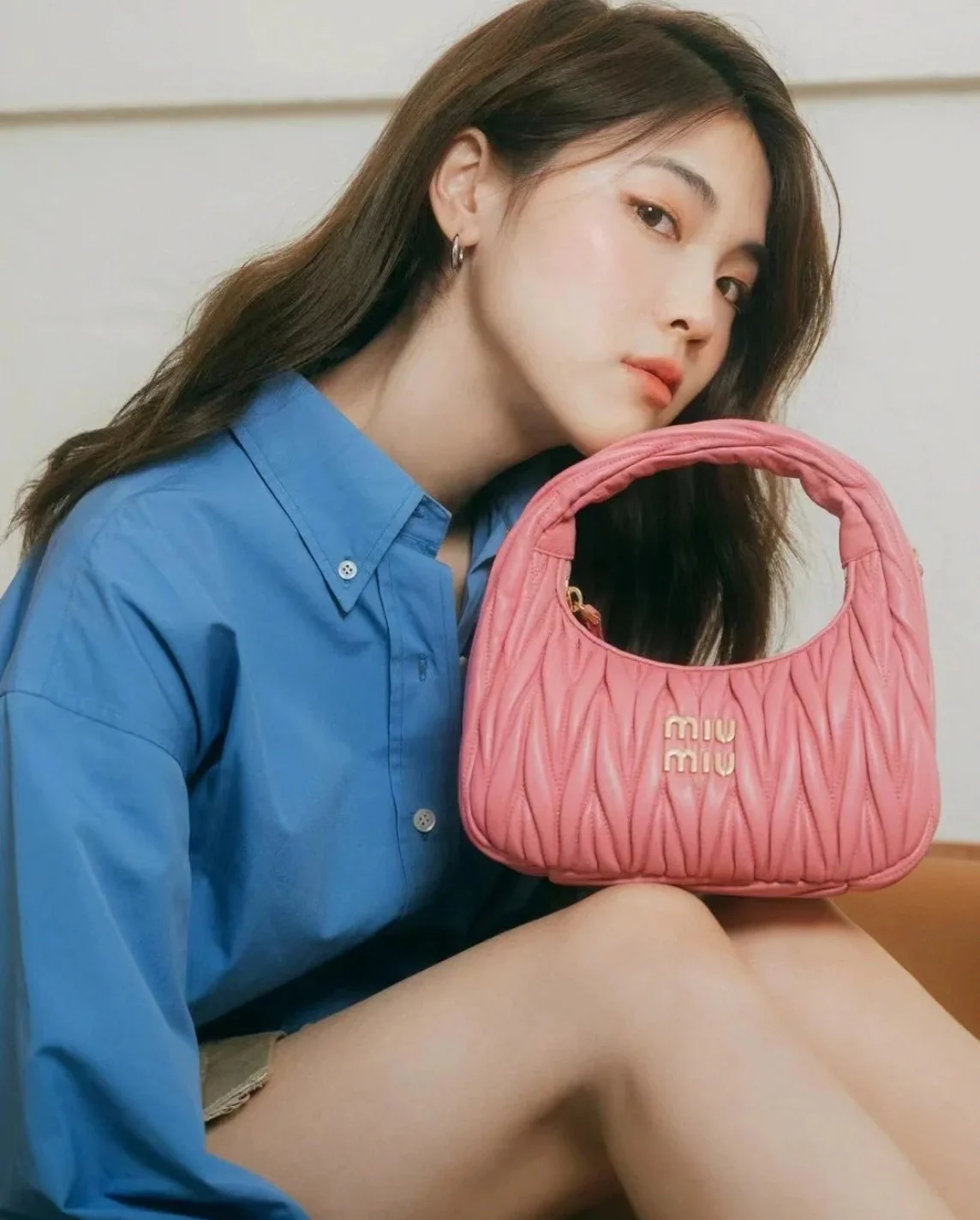 Сумка Miu Miu Wander — подборка фотографий, демонстрирующих людей, носящих её.