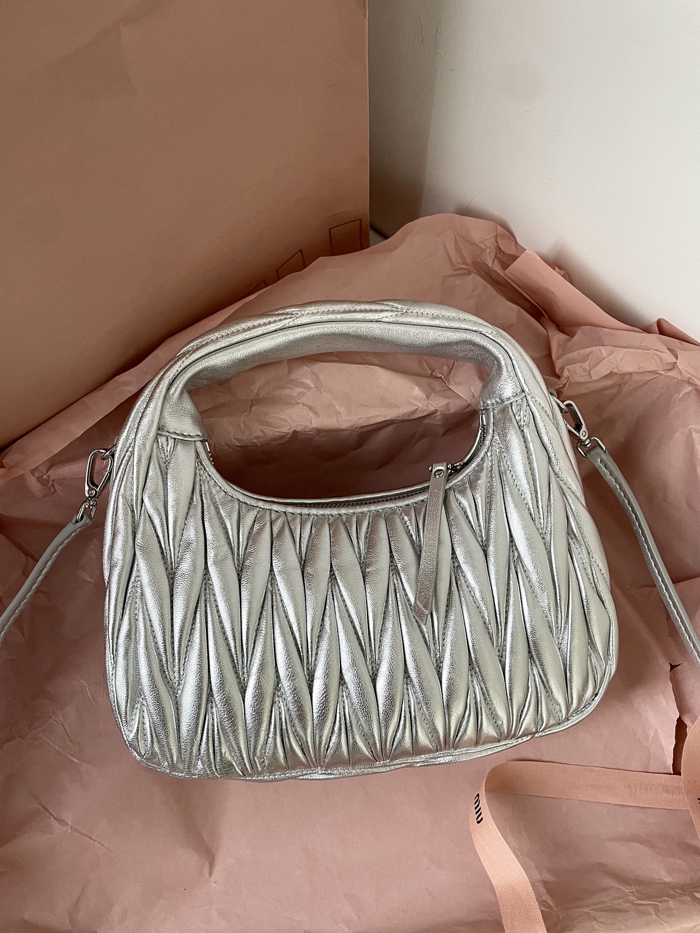 Сумка Miu Miu Wander, маленькая, из овечьей кожи, серебристая.