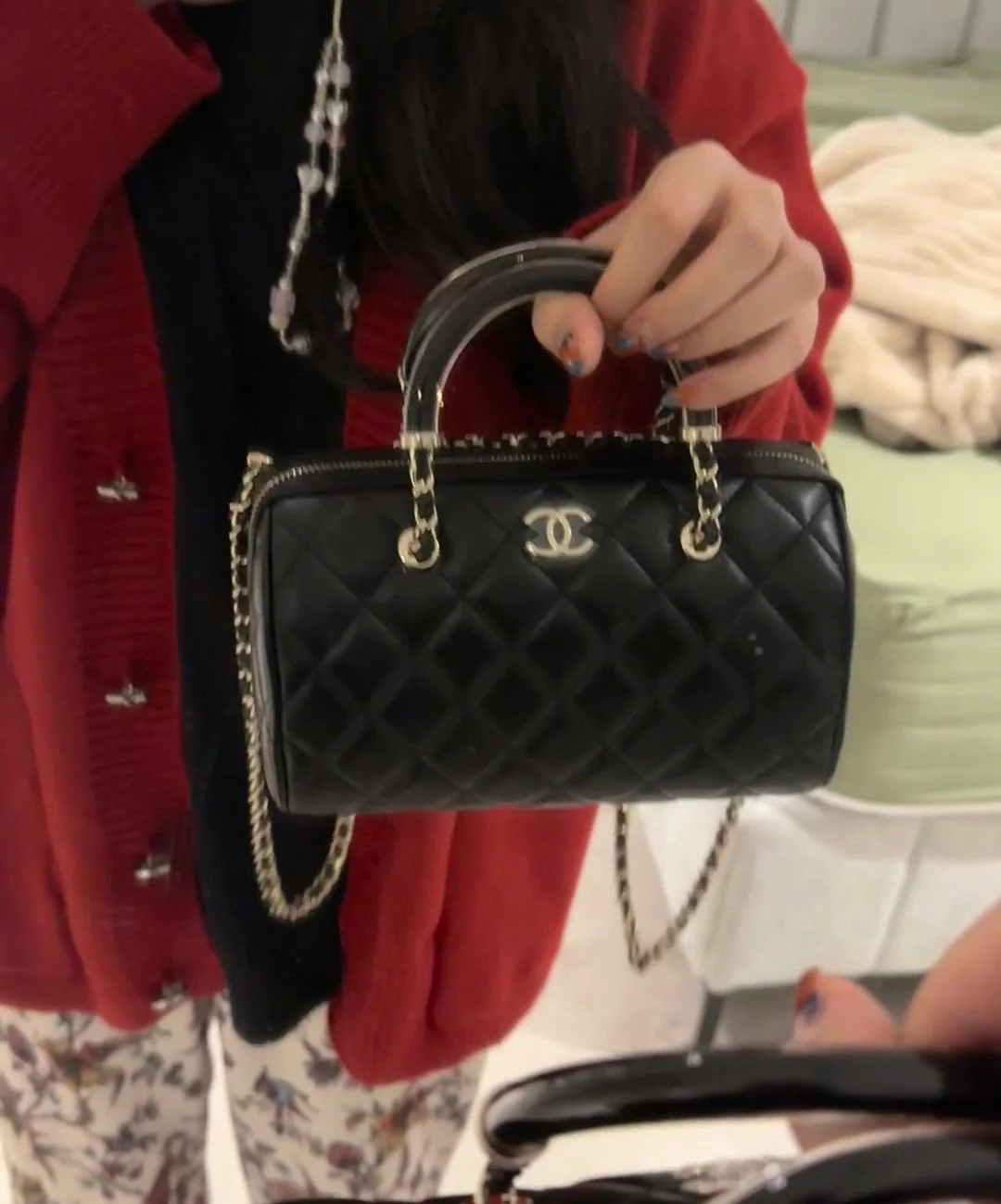 Сумка Chanel 25c Boston Bowling Bag — черно-золотая.