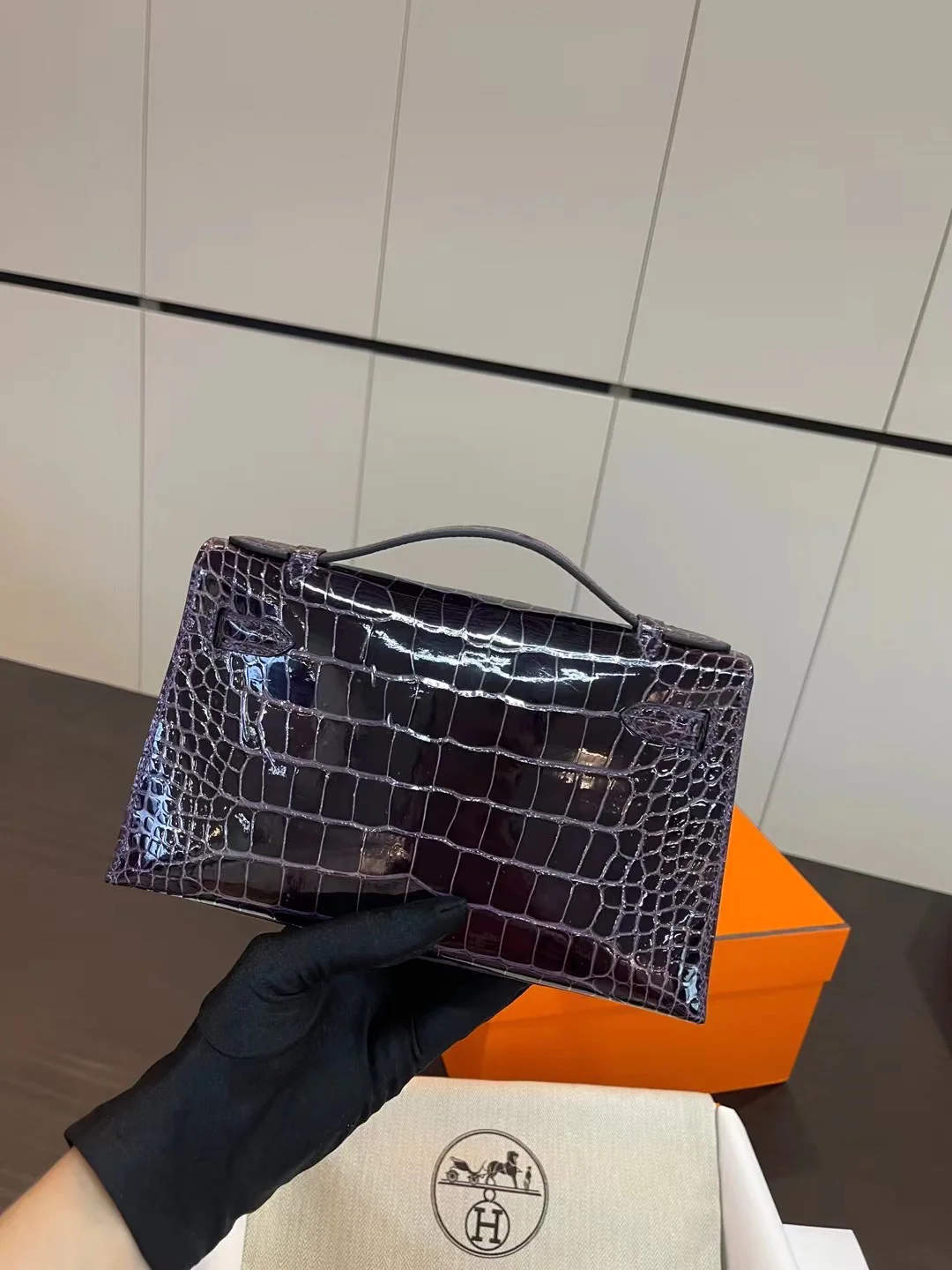 Миниатюрная пряжка Hermes Kelly 1-го поколения из кожи аллигатора, 9 г, с аметистом и золотом.
