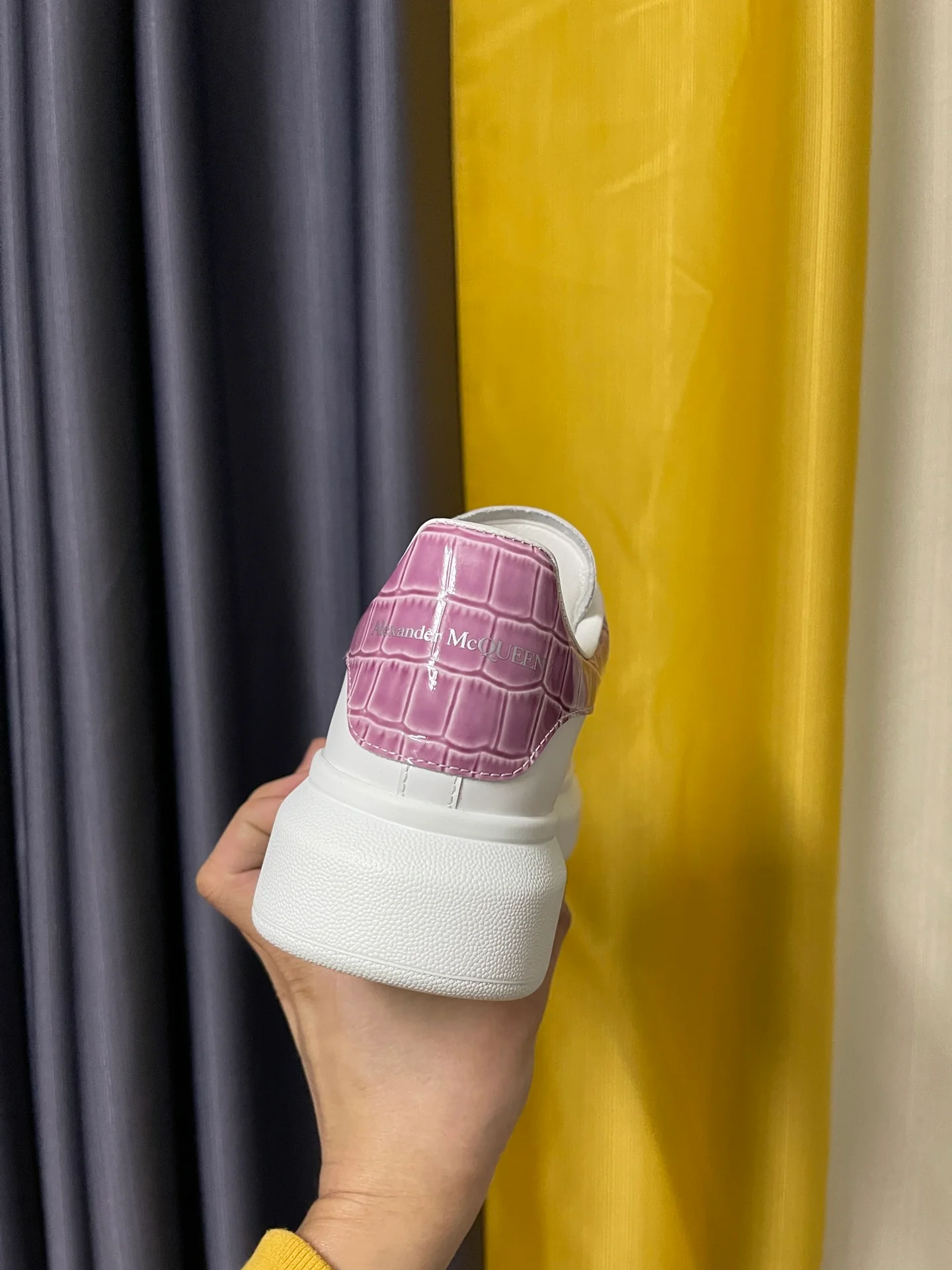 Классические белые кроссовки McQueen - унисекс - фиолетовая лакированная кожа с текстурой 