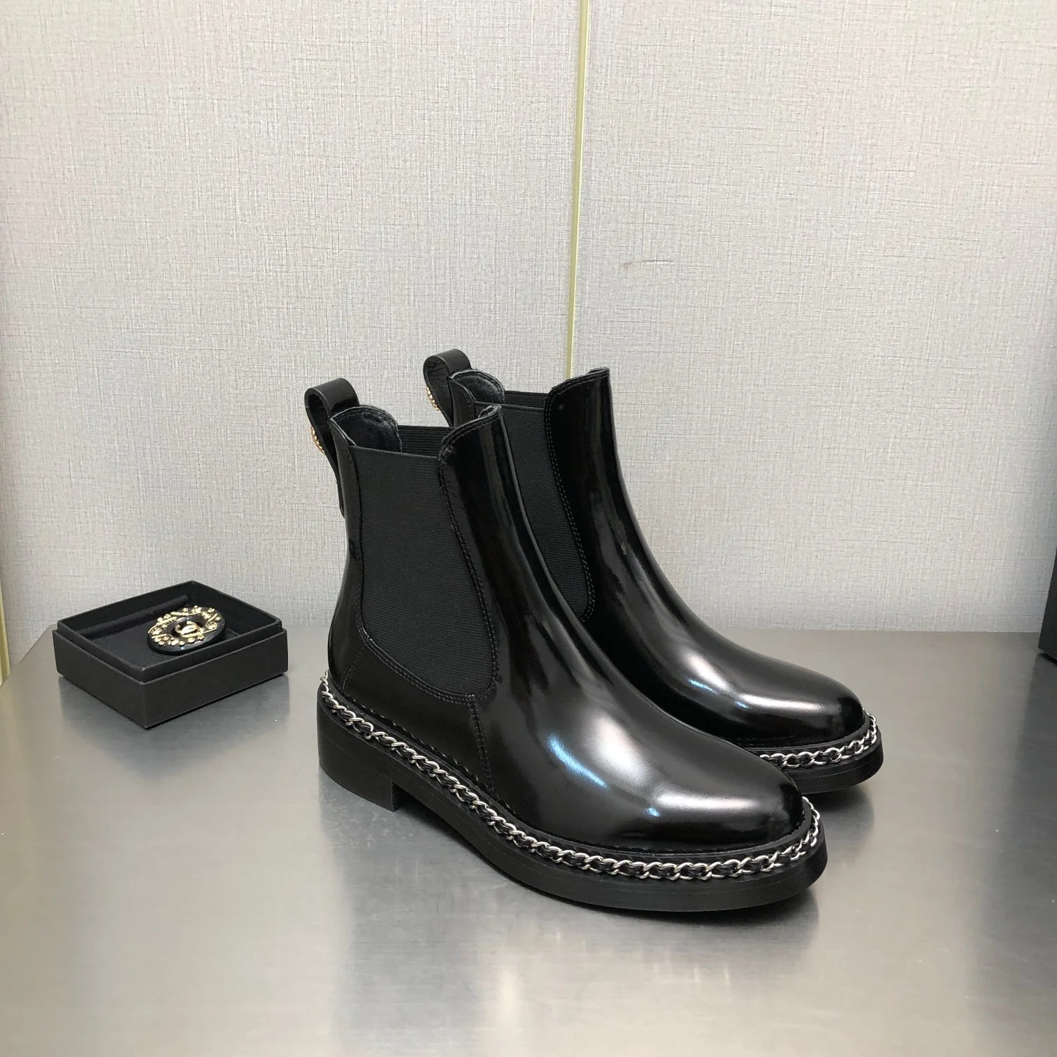 Chanel - Ботильоны в британском стиле с кожаной цепочкой