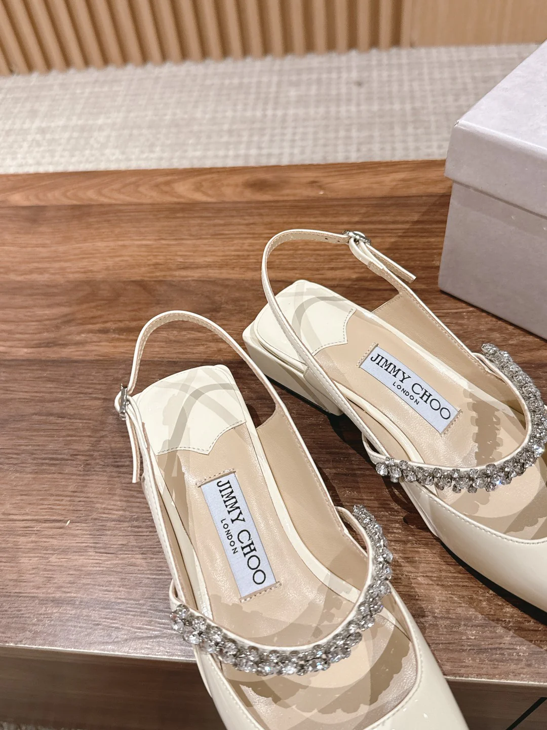 Сандалии Jimmy Mary Jane с кристальной цепочкой на пятке - белые