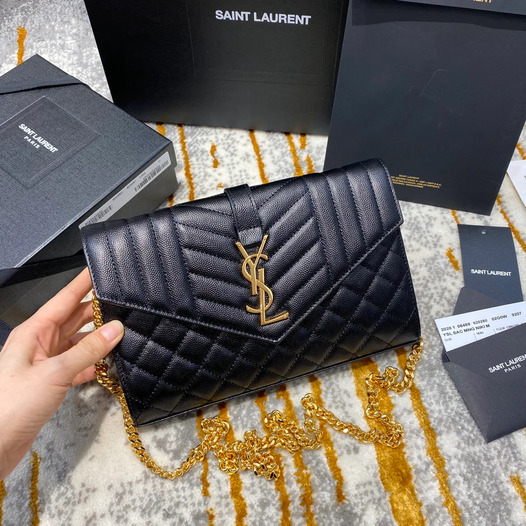 Сумка-конверт YSL с монограммой и икрой и V-образным ромбовидным узором